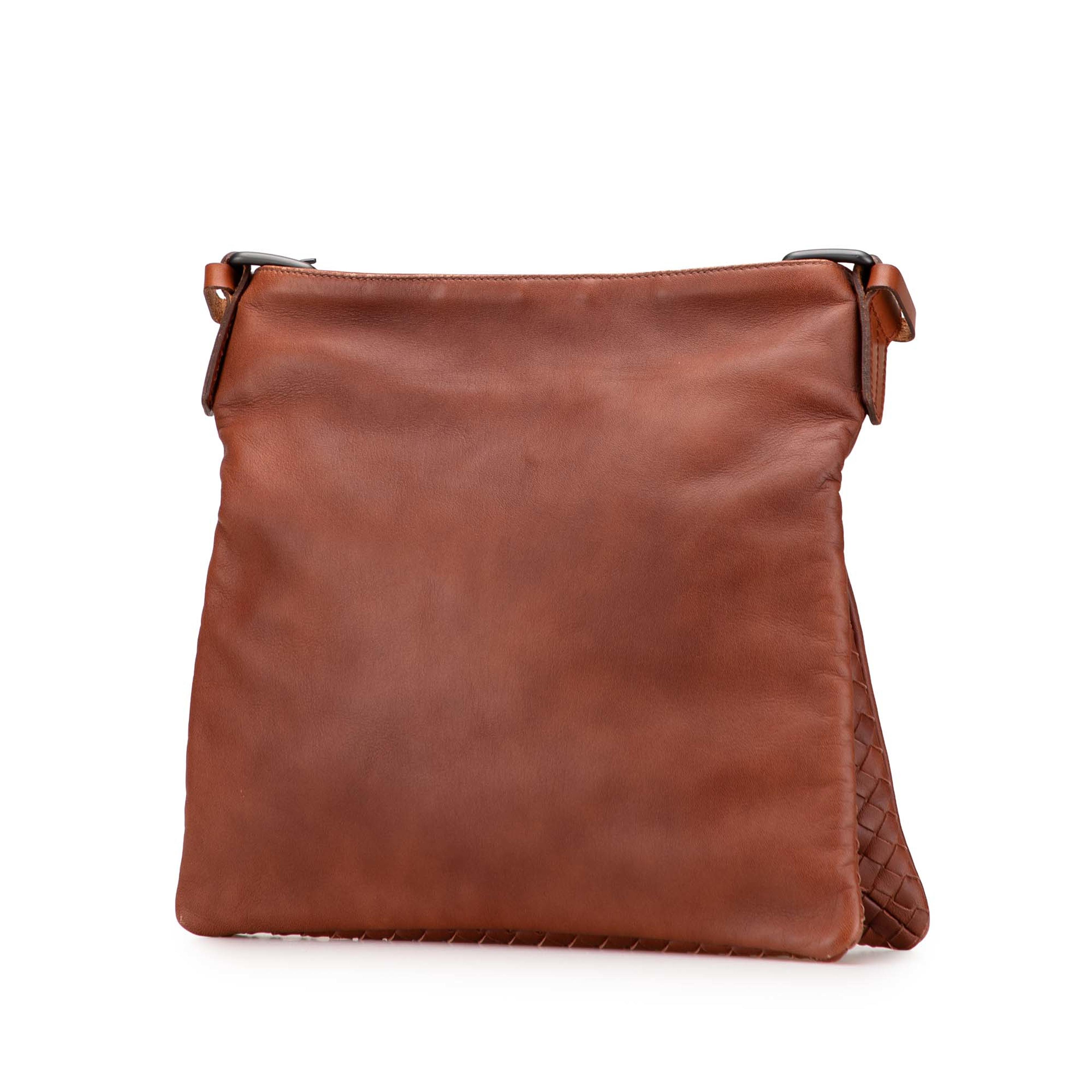 Bottega Veneta Intrecciato Trimmed Nappa Crossbody, från Luxclusif, i färgen brown. Klicka för att öppna bilden i stort format