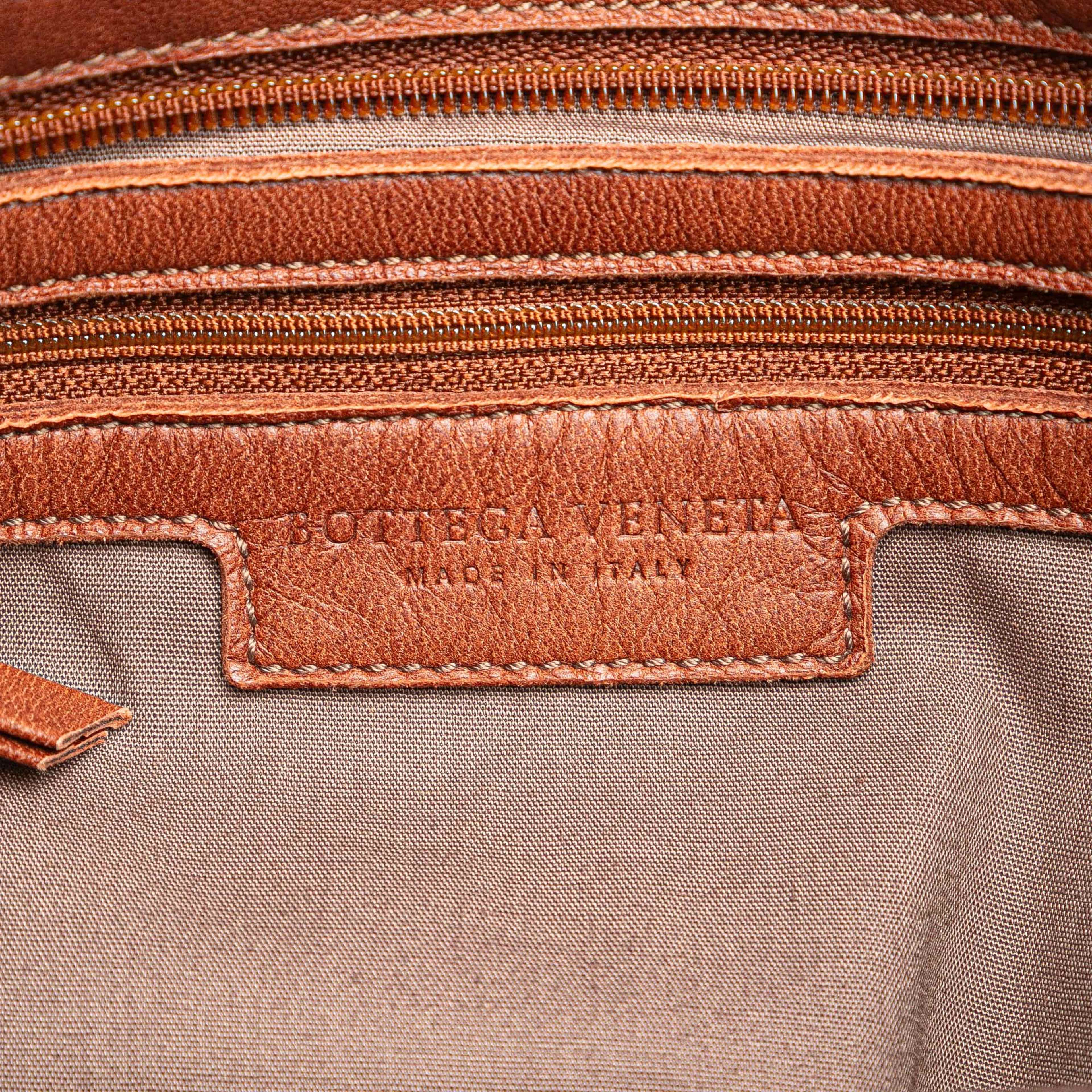 Bottega Veneta Intrecciato Trimmed Nappa Crossbody, från Luxclusif, i färgen brown. Klicka för att öppna bilden i stort format