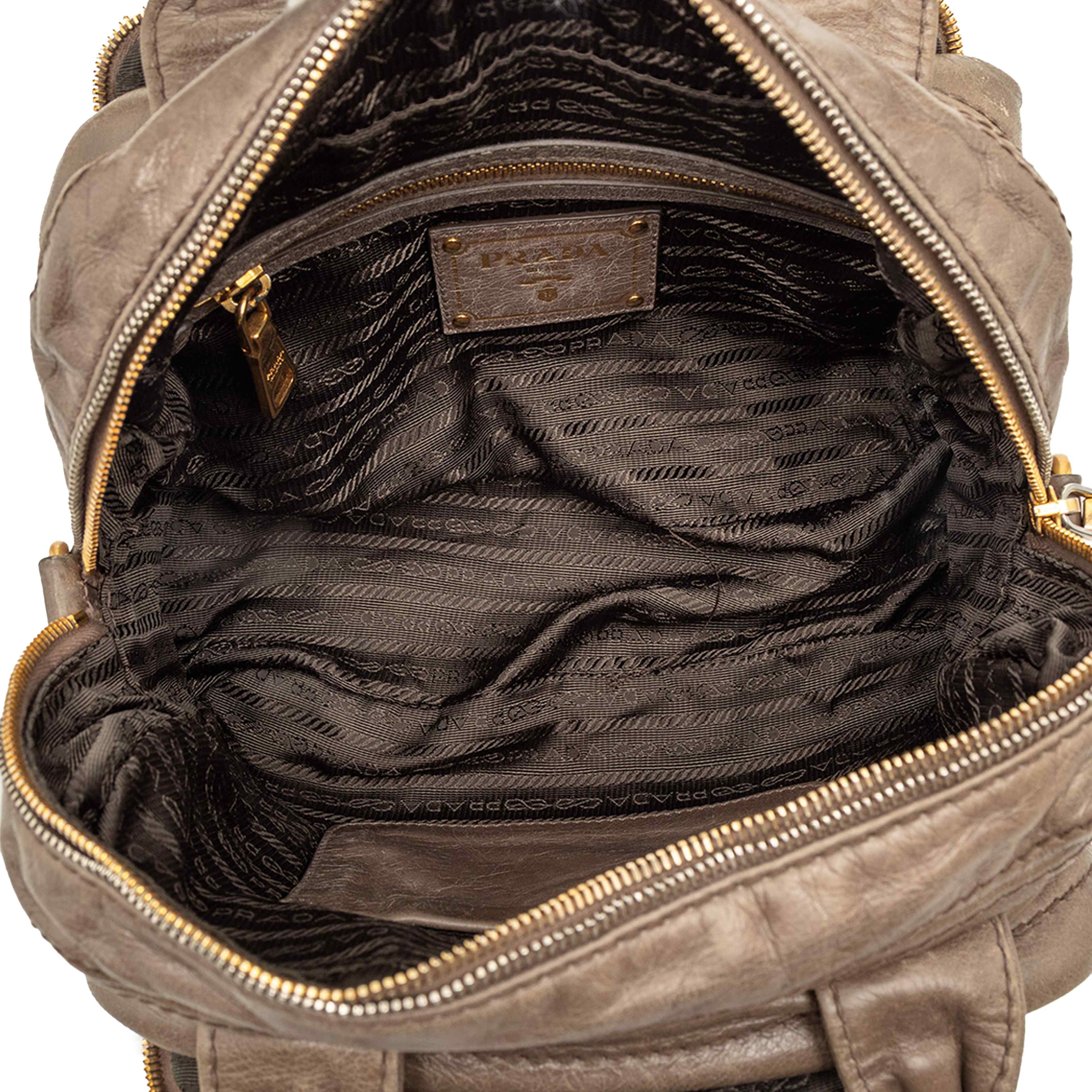 Prada Vitello Shine Bauletto Satchel, från Luxclusif, i färgen taupe. Klicka för att öppna bilden i stort format