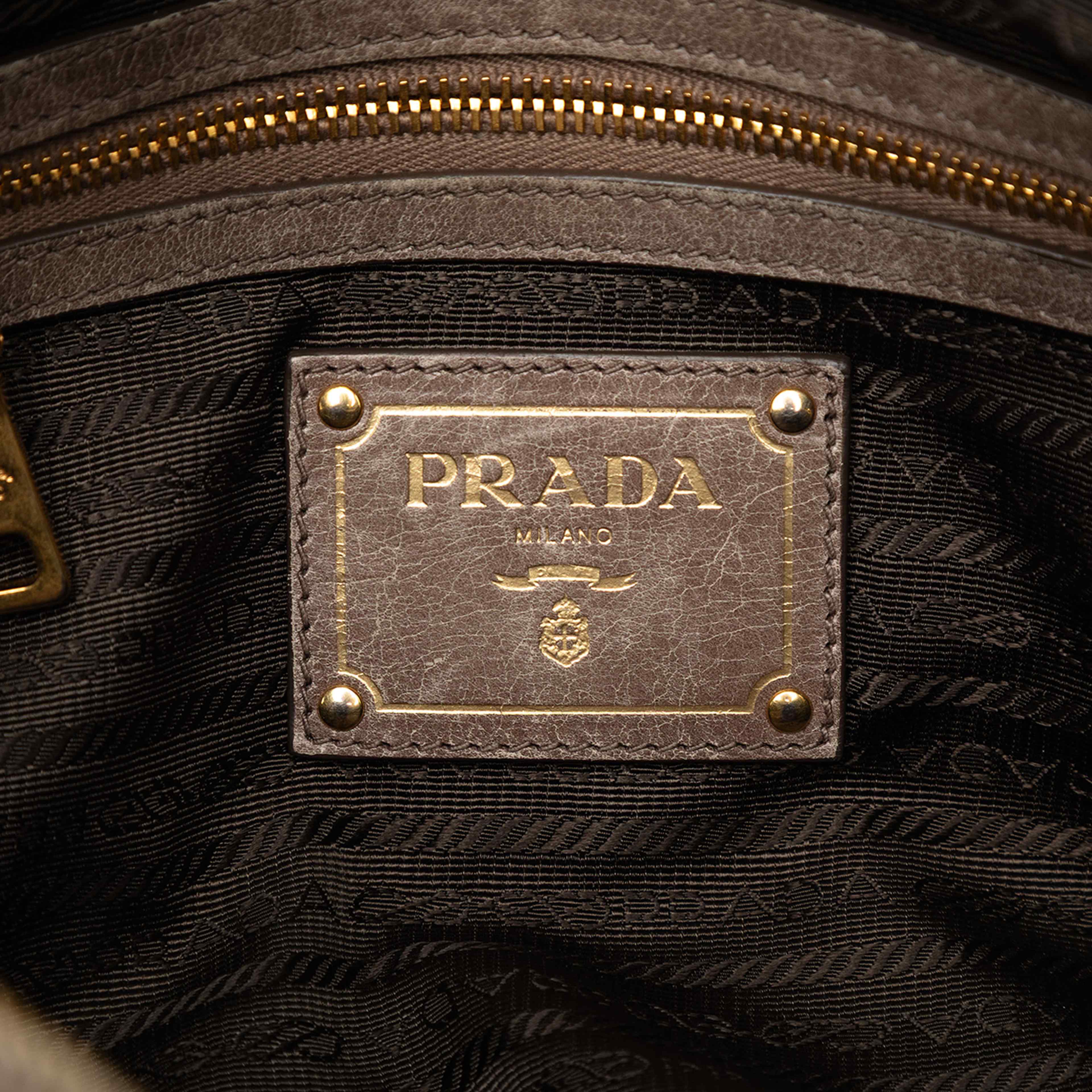 Prada Vitello Shine Bauletto Satchel, från Luxclusif, i färgen taupe. Klicka för att öppna bilden i stort format