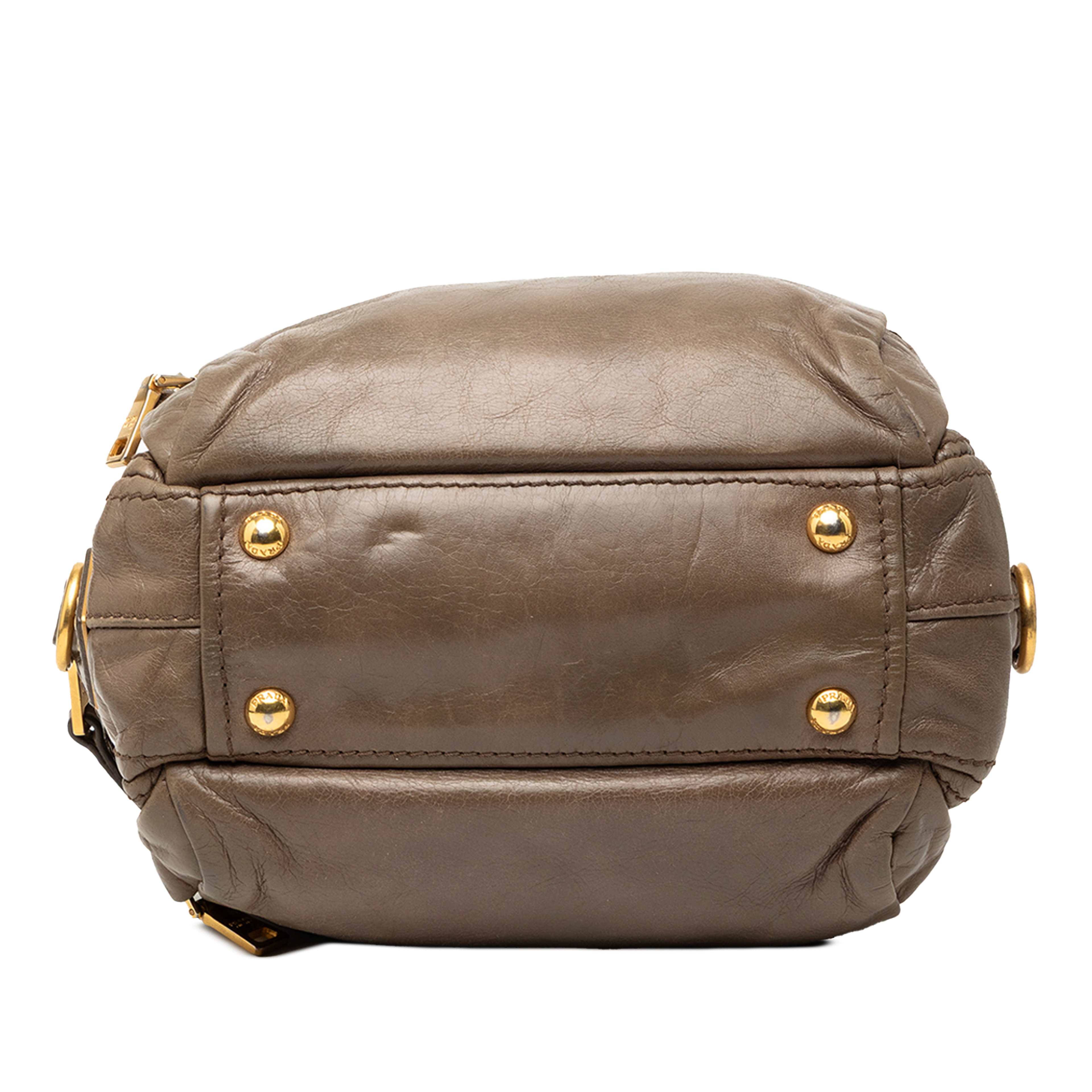 Prada Vitello Shine Bauletto Satchel, från Luxclusif, i färgen taupe. Klicka för att öppna bilden i stort format