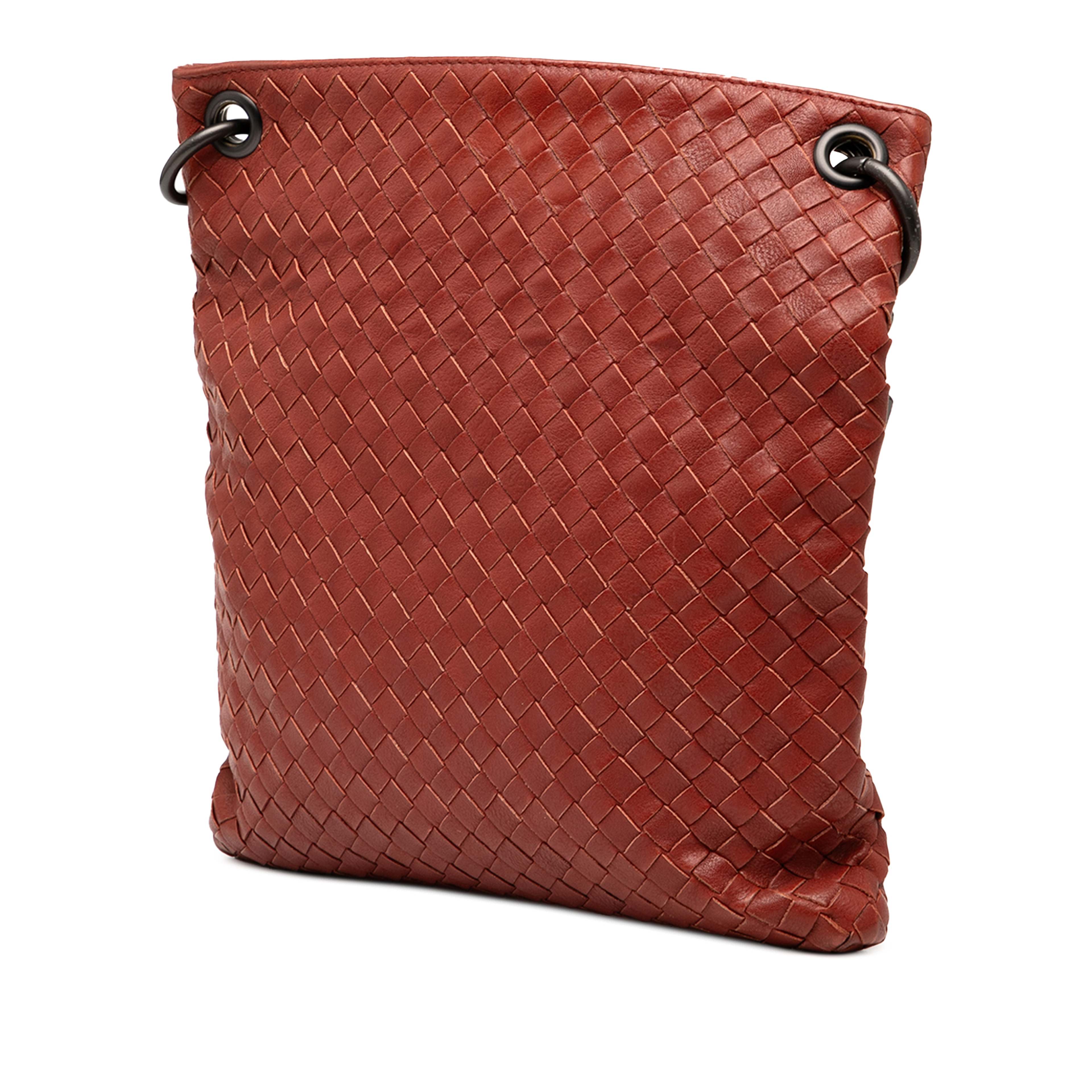 Bottega Veneta Leather Intrecciato Crossbody, från Luxclusif, i färgen brun. Klicka för att öppna bilden i stort format