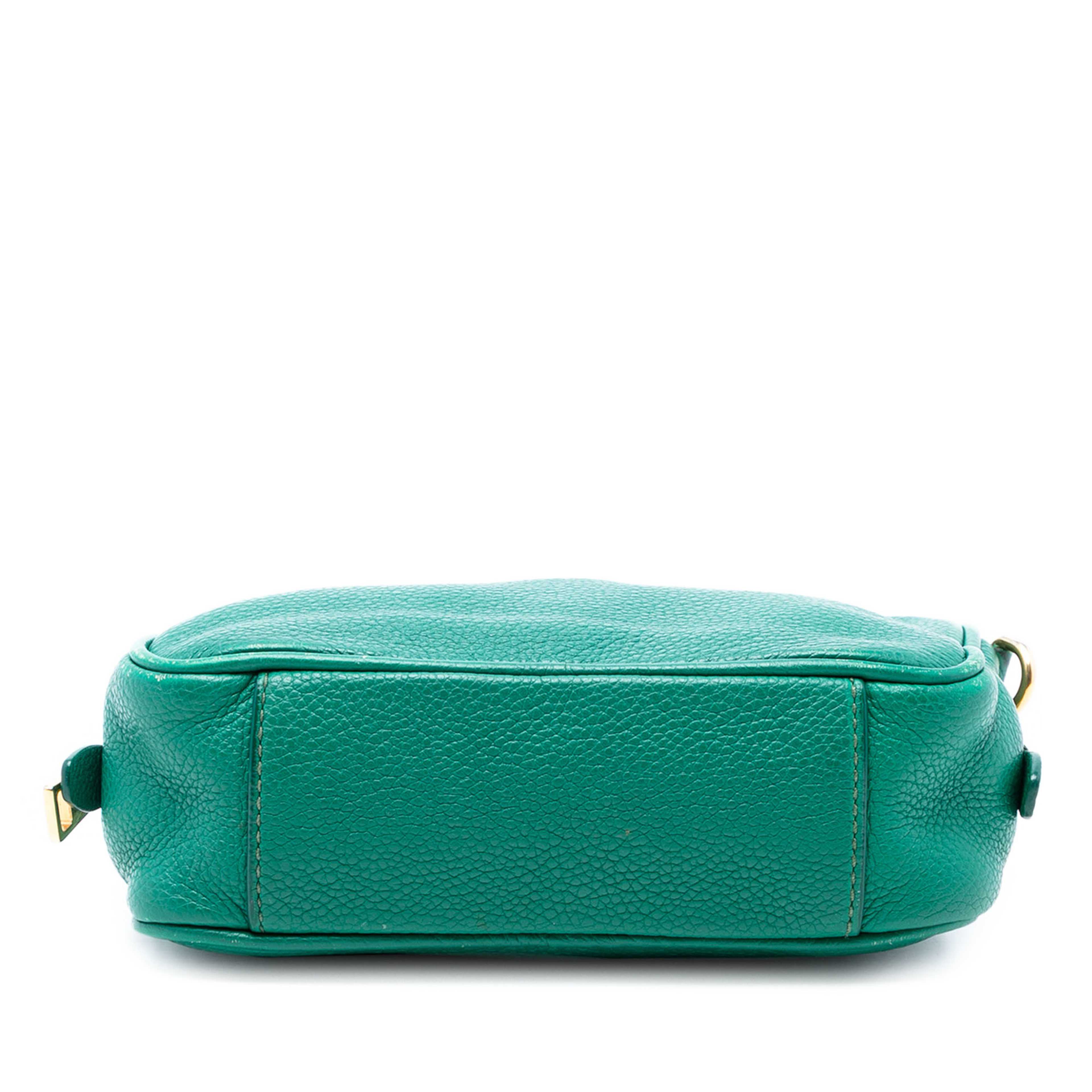 Prada Mini Vitello Daino Camera Bag, från Luxclusif, i färgen green. Klicka för att öppna bilden i stort format