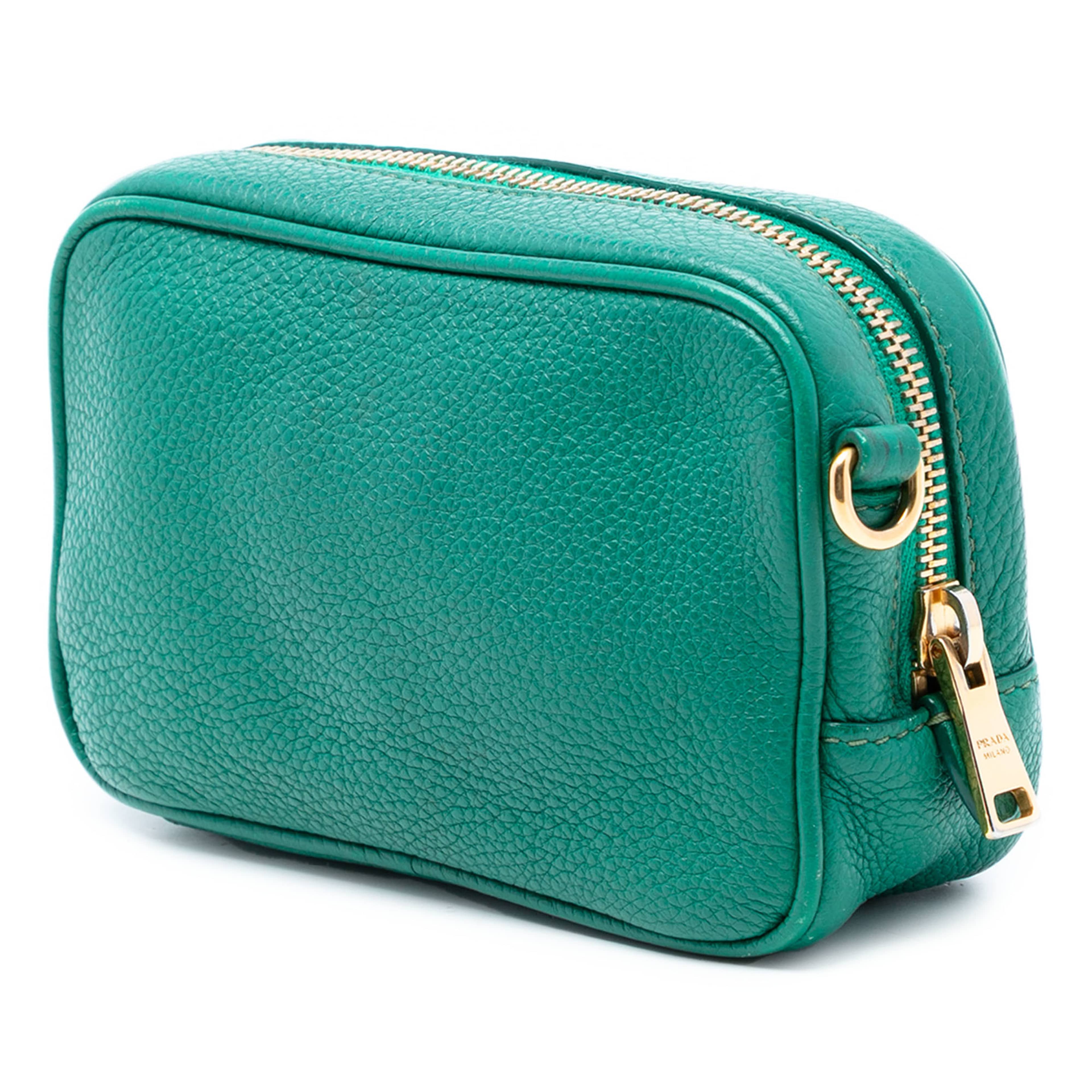 Prada Mini Vitello Daino Camera Bag, från Luxclusif, i färgen green. Klicka för att öppna bilden i stort format
