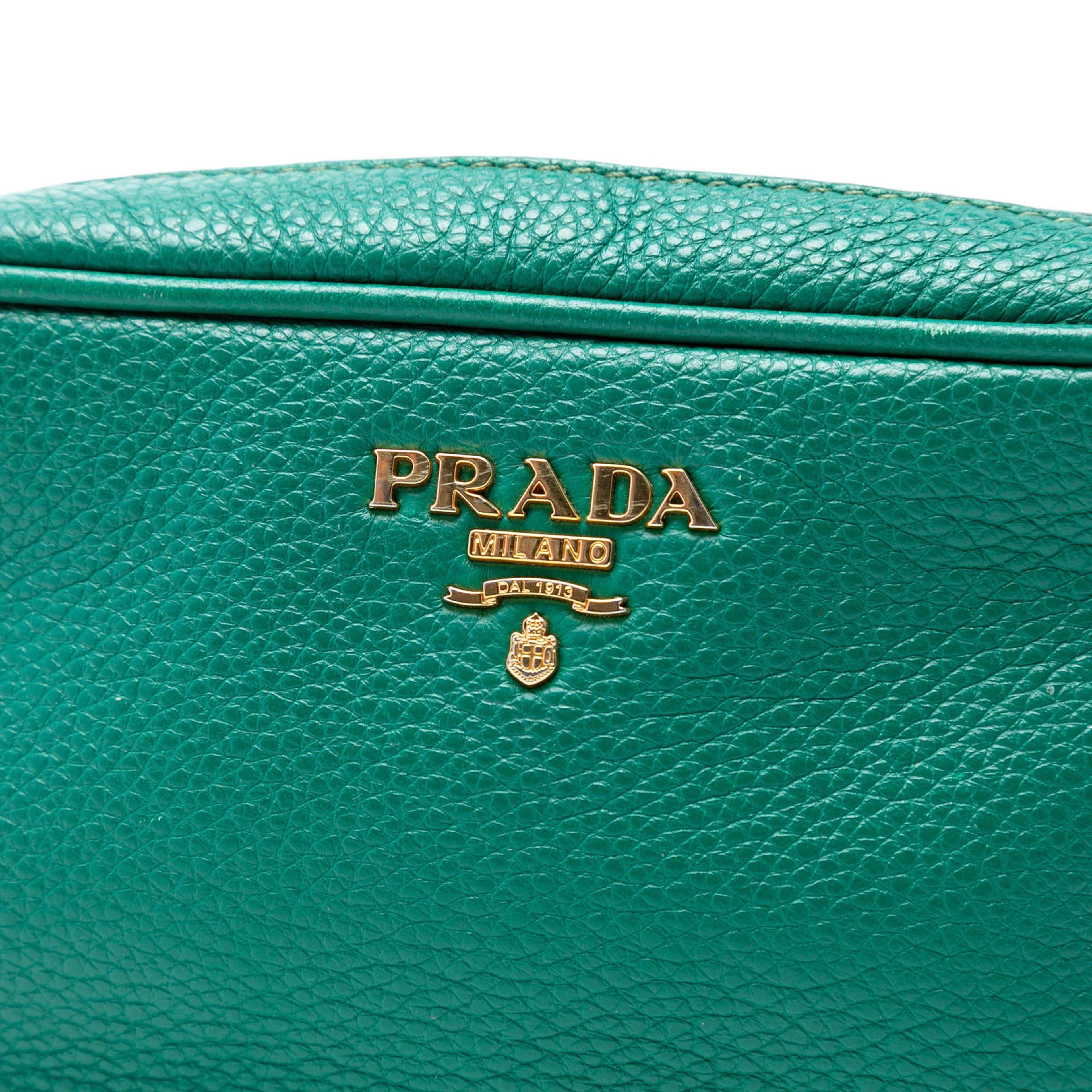 Prada Mini Vitello Daino Camera Bag, från Luxclusif, i färgen green. Klicka för att öppna bilden i stort format