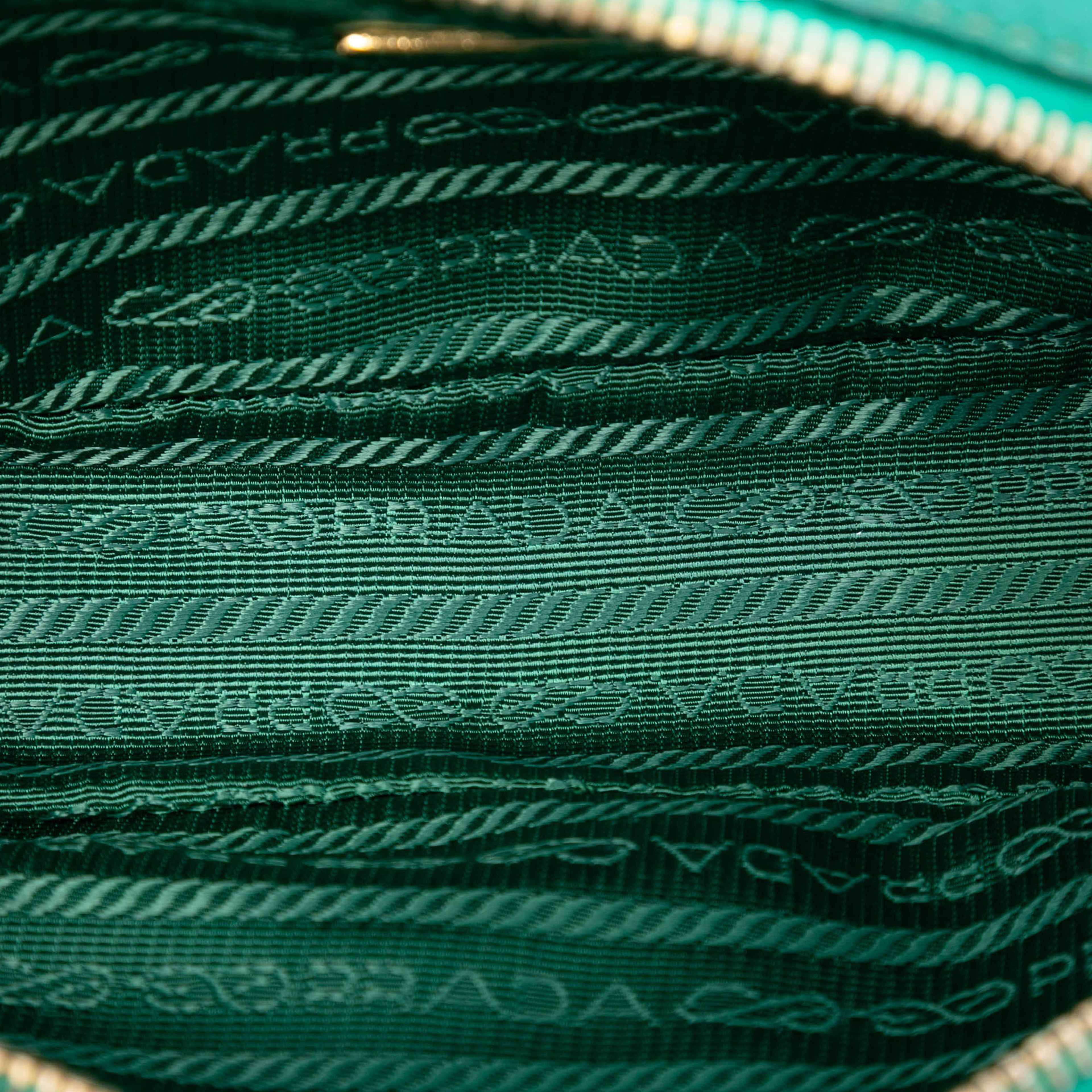 Prada Mini Vitello Daino Camera Bag, från Luxclusif, i färgen green. Klicka för att öppna bilden i stort format