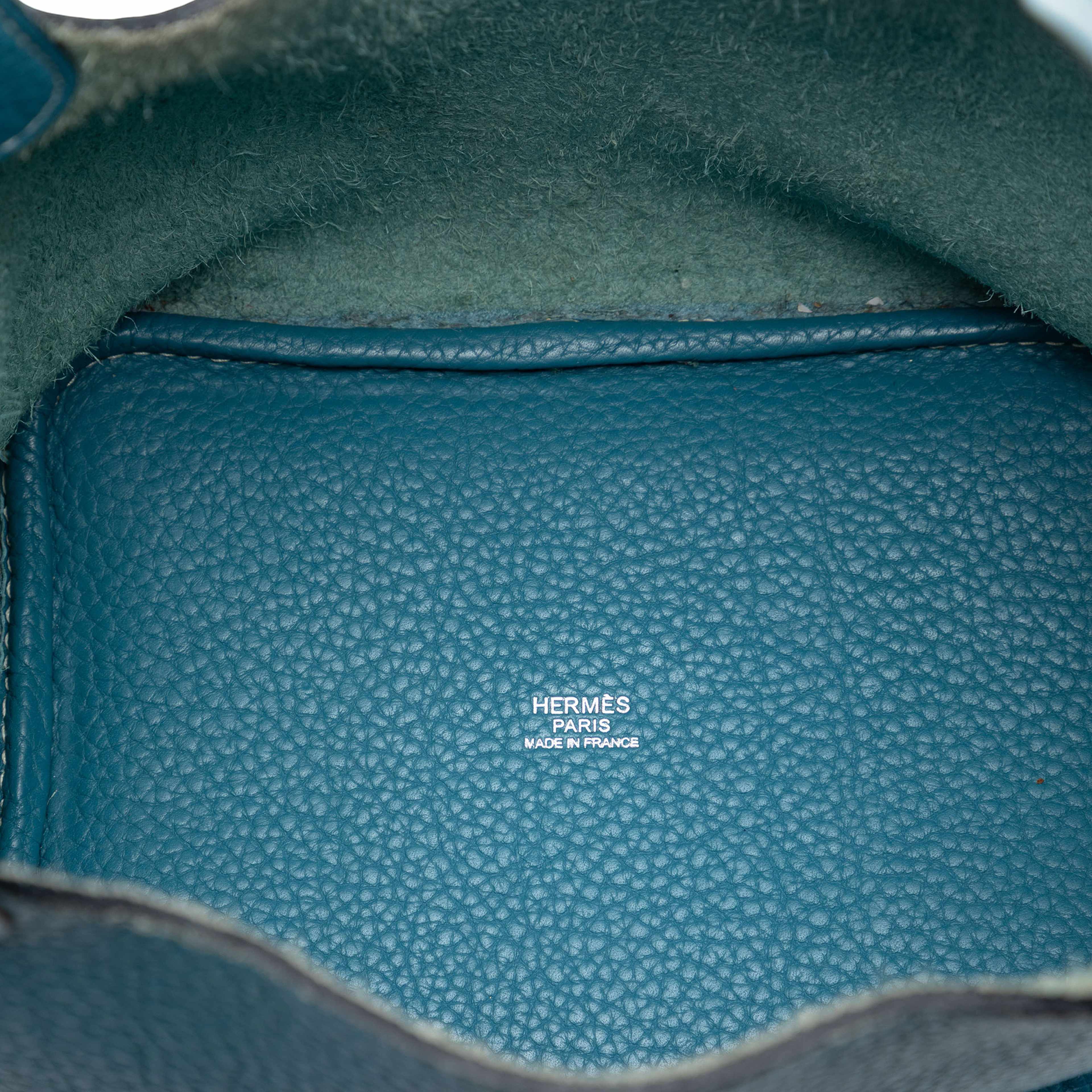 Hermès Clemence Picotin Lock 18, från Luxclusif, i färgen blue. Klicka för att öppna bilden i stort format