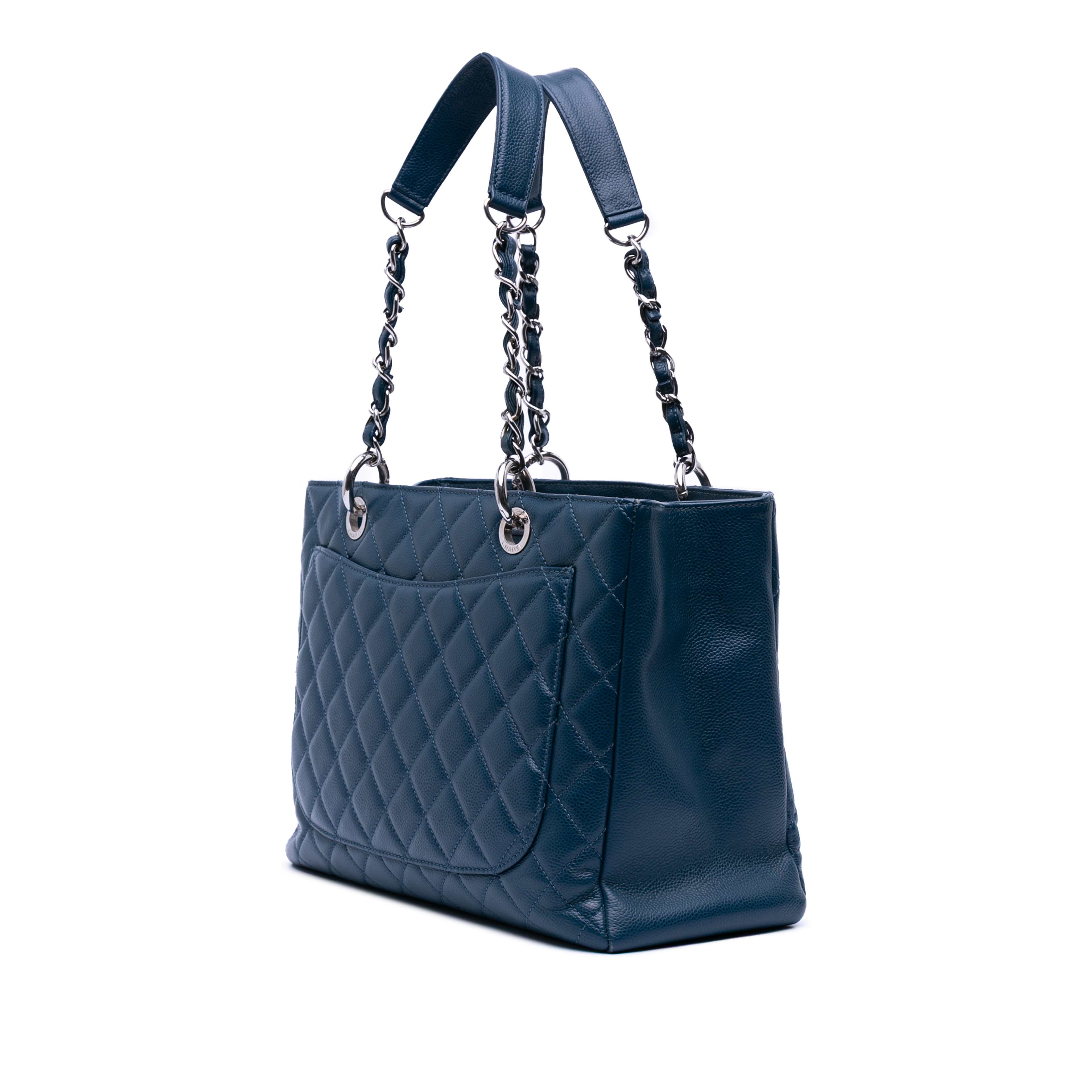 Chanel Caviar Grand Shopping Tote, från Luxclusif, i färgen blue.