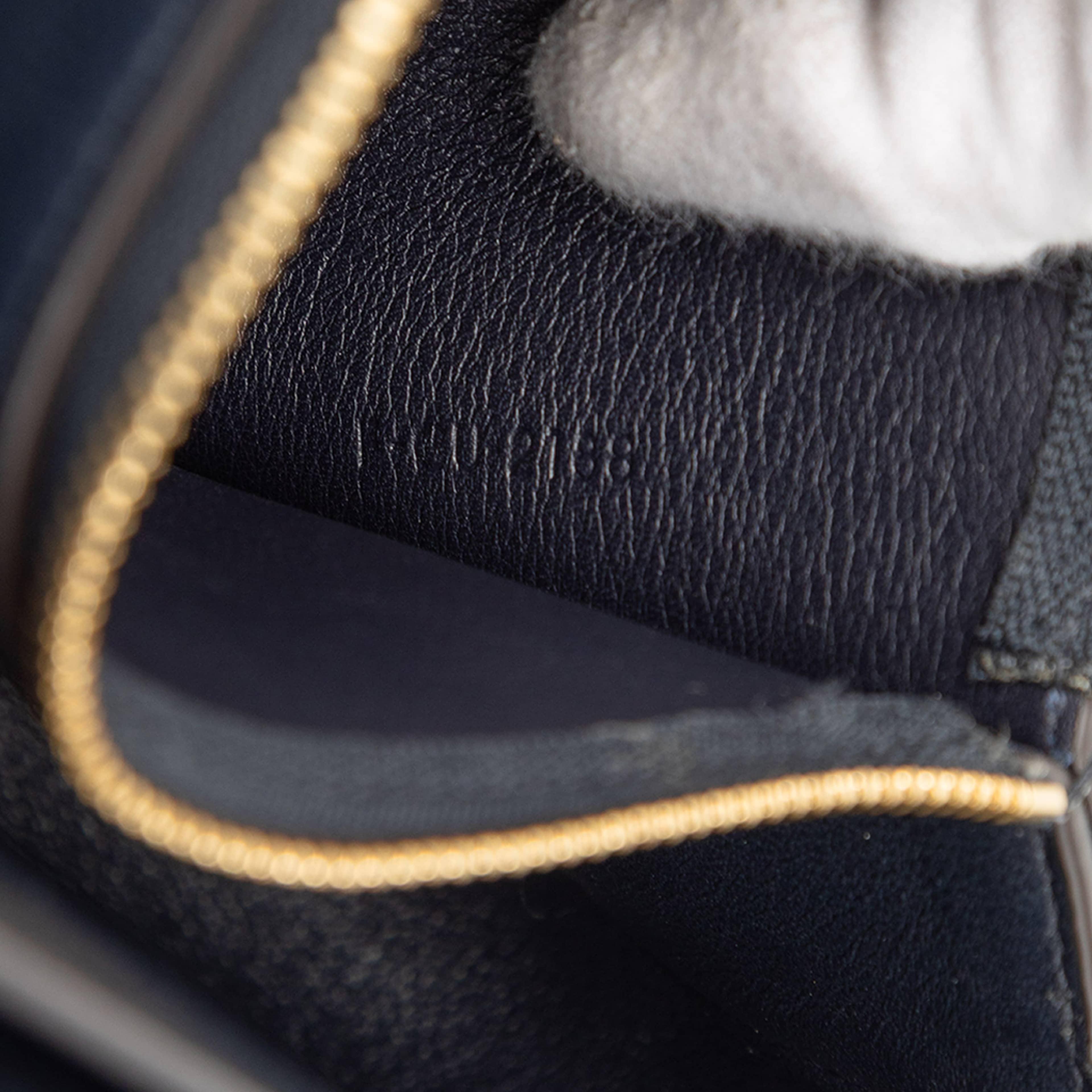 Celine Medium Shiny Smooth Calfskin Frame Shoulder Bag, från Luxclusif, i färgen black. Klicka för att öppna bilden i stort format