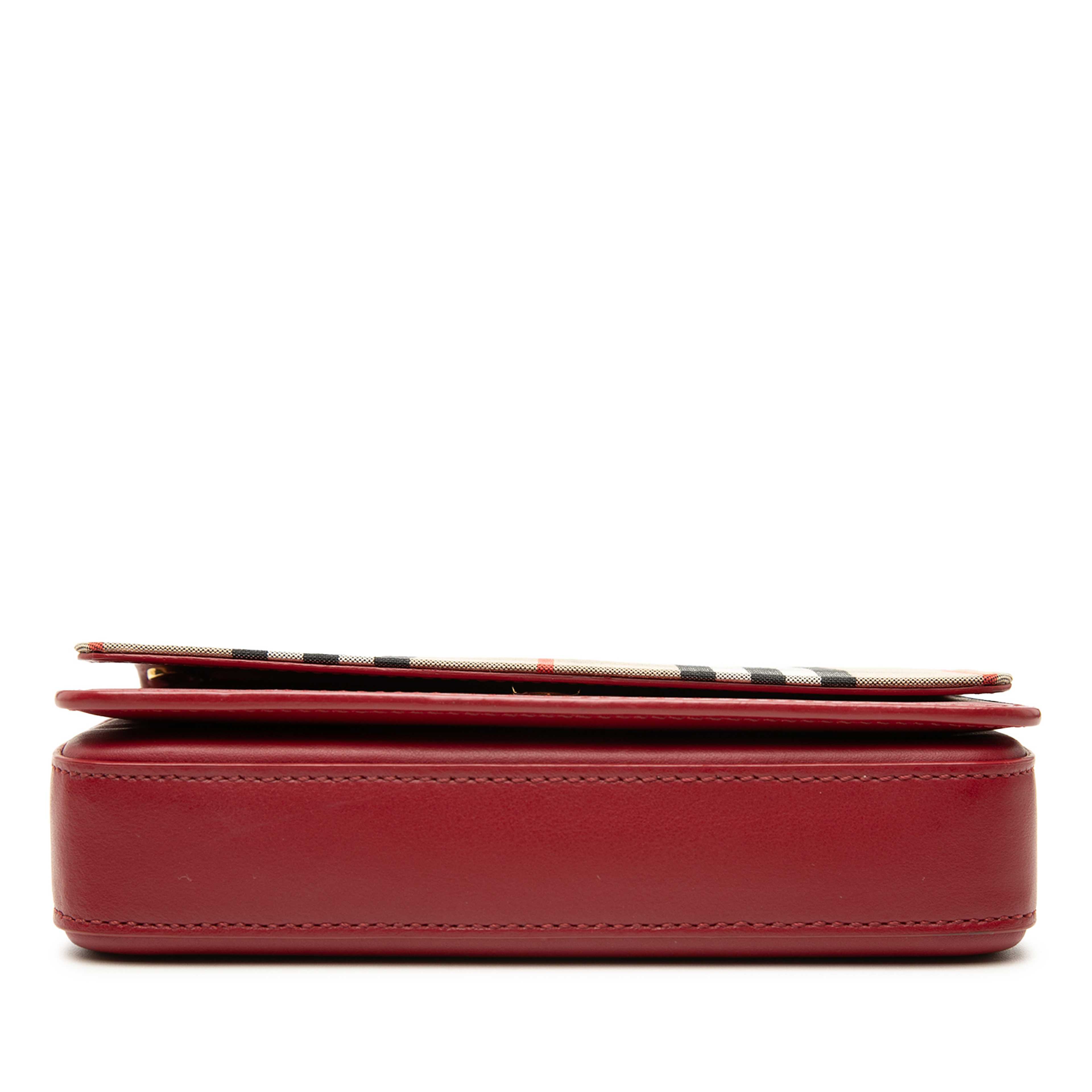 Burberry House Check Trimmed Leather Flap Crossbody, från Luxclusif, i färgen röd. Klicka för att öppna bilden i stort format