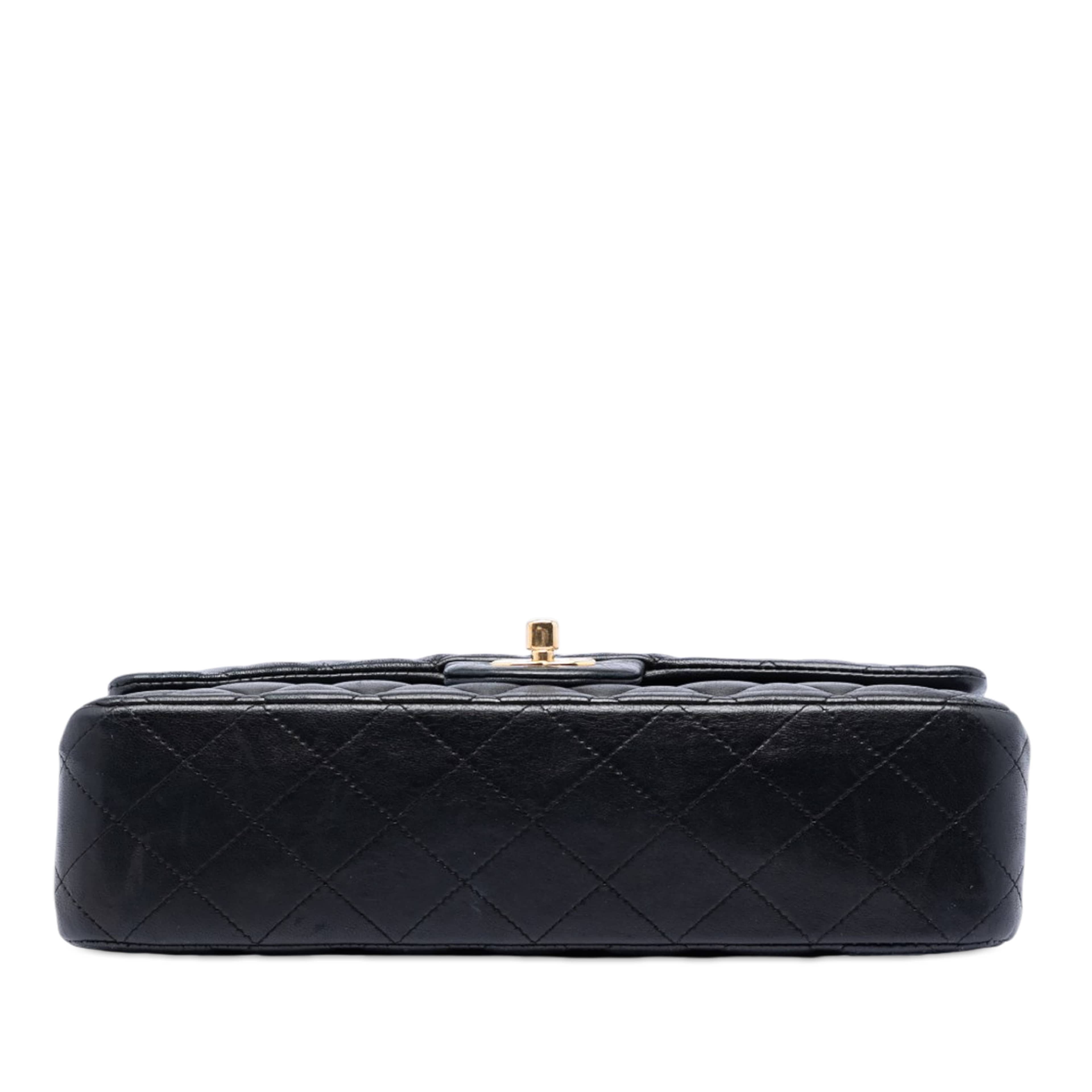 Chanel Medium Classic Lambskin Double Flap, från Luxclusif, i färgen svart. Klicka för att öppna bilden i stort format