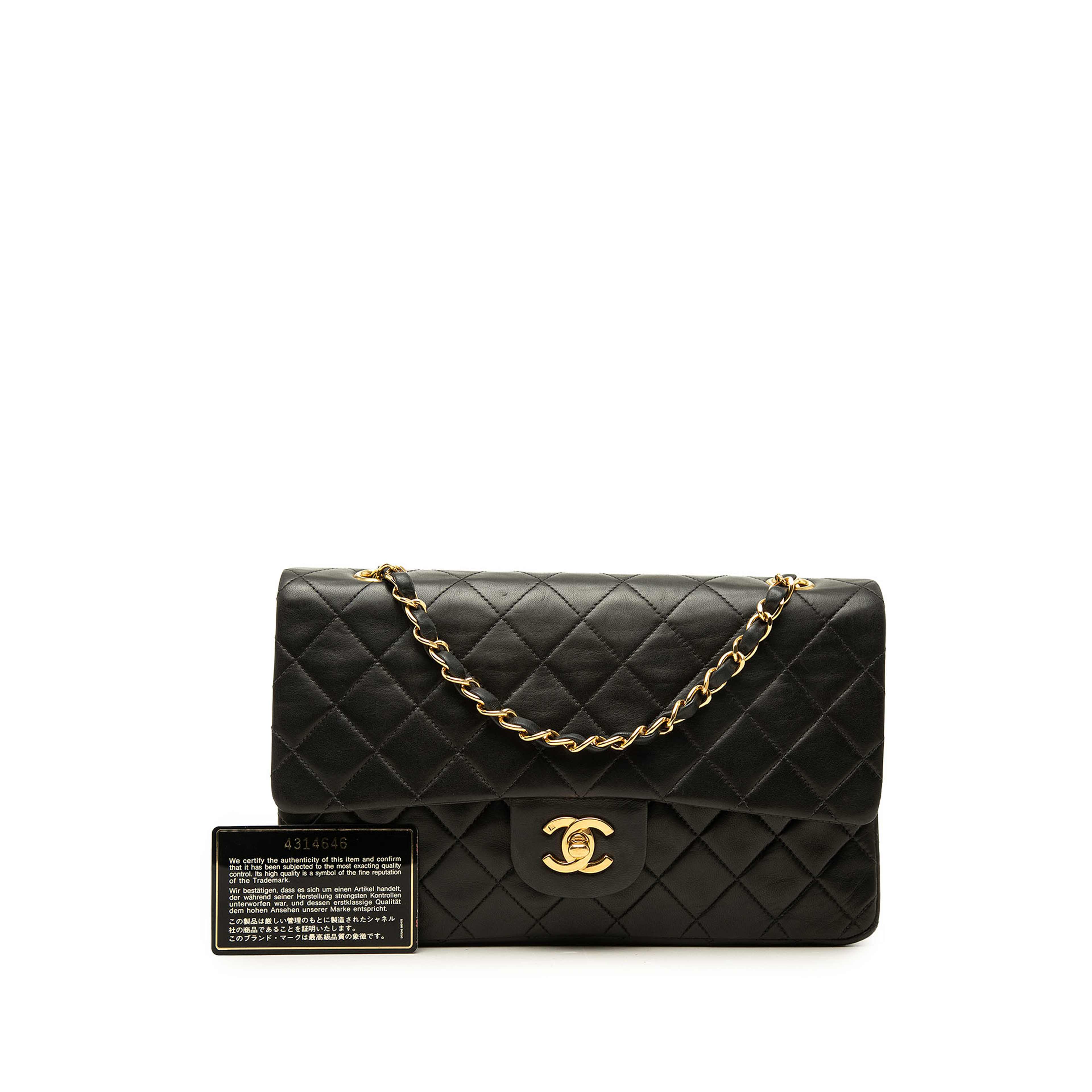 Chanel Medium Classic Lambskin Double Flap, från Luxclusif, i färgen svart. Klicka för att öppna bilden i stort format