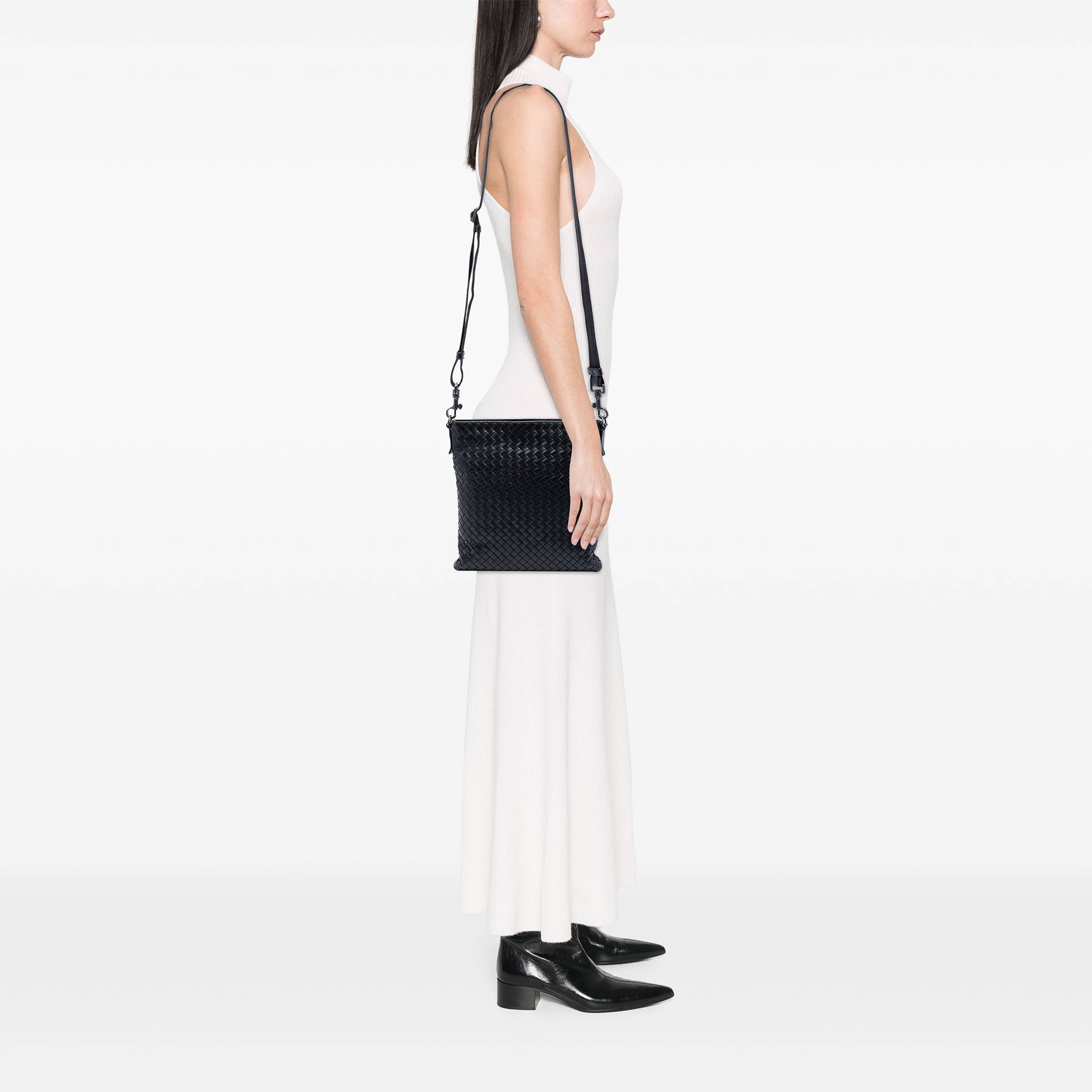 Bottega Veneta Nappa Intrecciato Vn Crossbody, från Luxclusif, i färgen black. Klicka för att öppna bilden i stort format