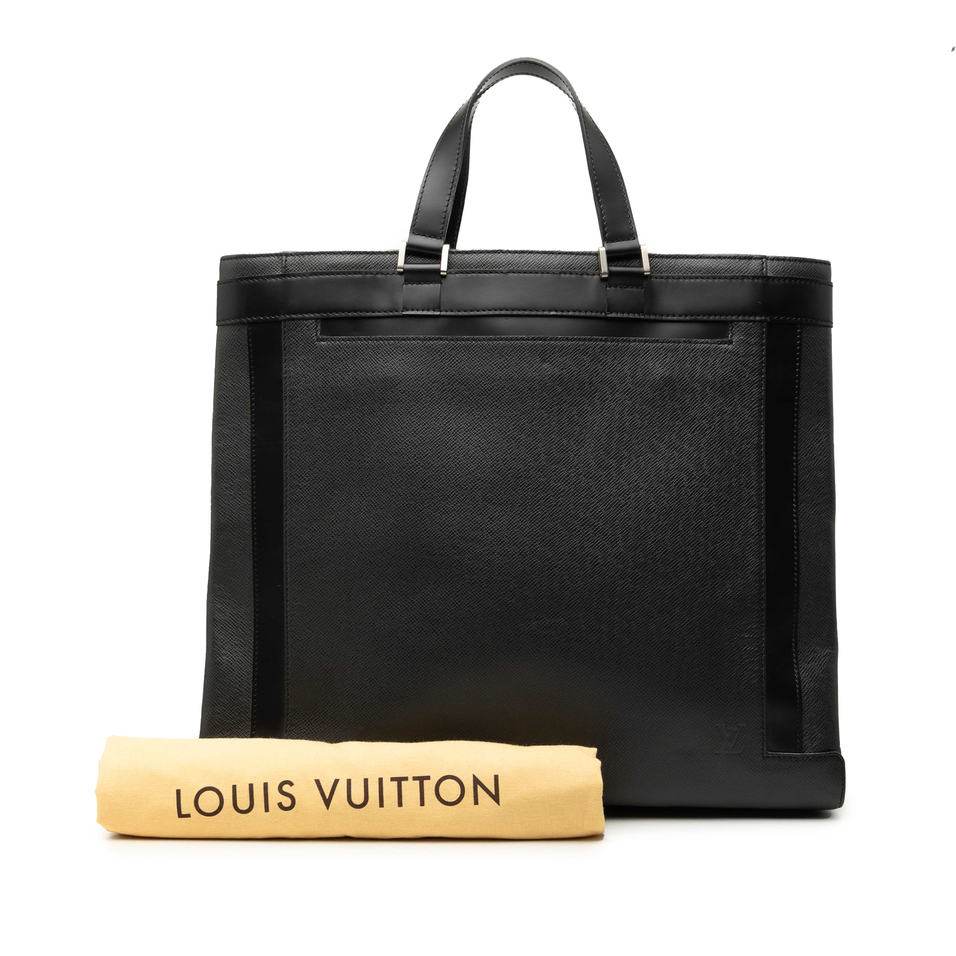 Louis Vuitton Taiga Kasbek Gm, från Luxclusif, i färgen svart. Klicka för att öppna bilden i stort format