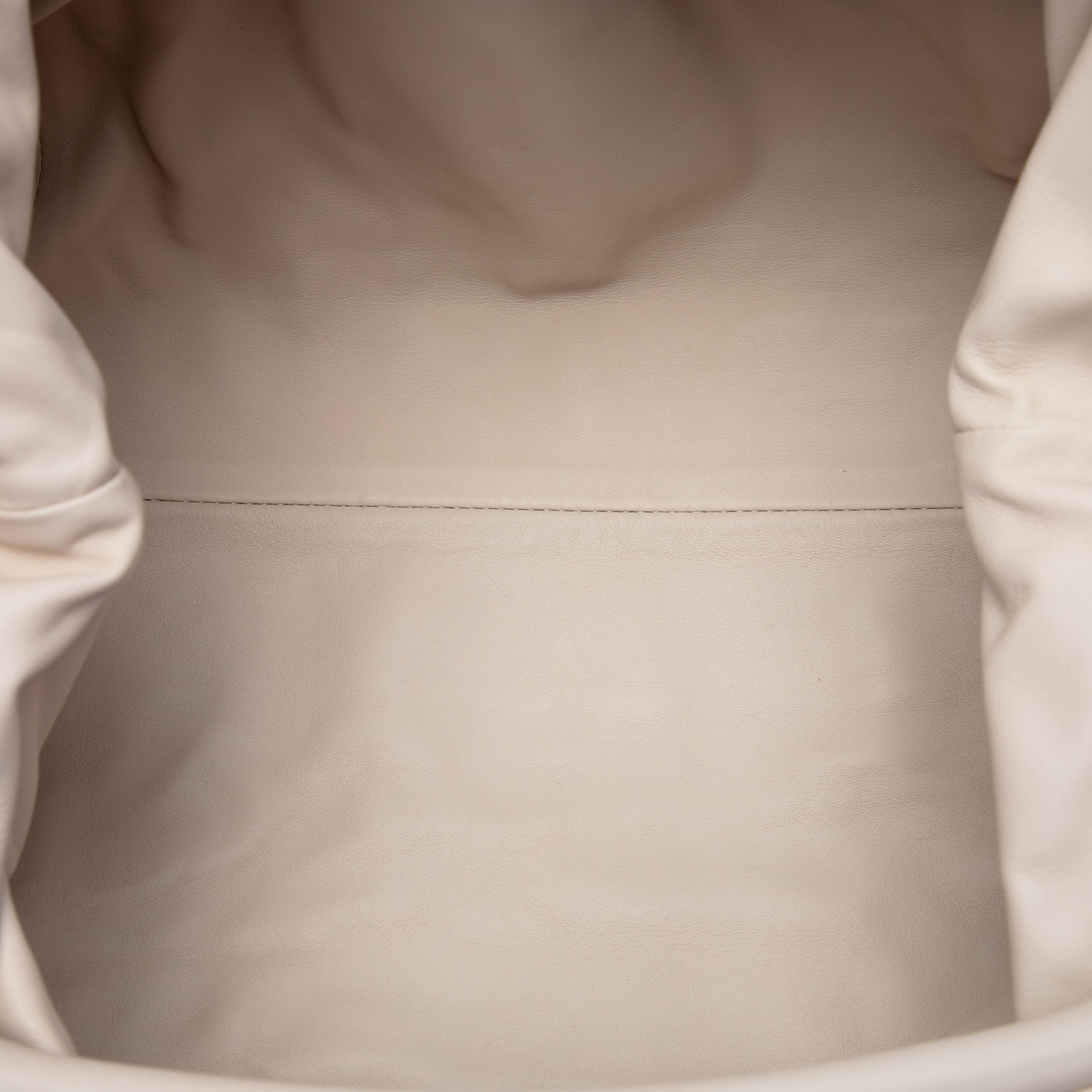Bottega Veneta Lambskin The Pouch, från Luxclusif, i färgen vit. Klicka för att öppna bilden i stort format