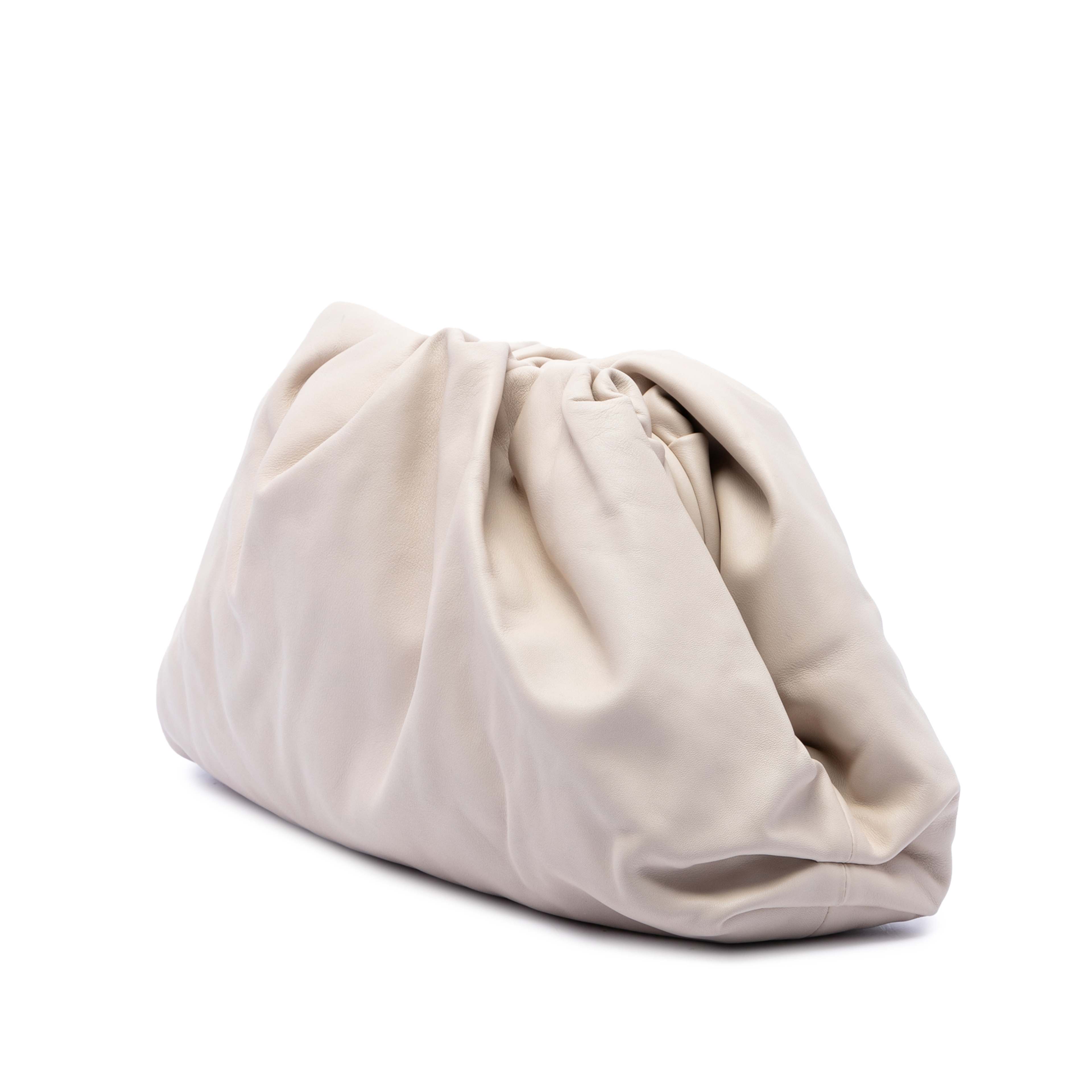 Bottega Veneta Lambskin The Pouch, från Luxclusif, i färgen vit. Klicka för att öppna bilden i stort format