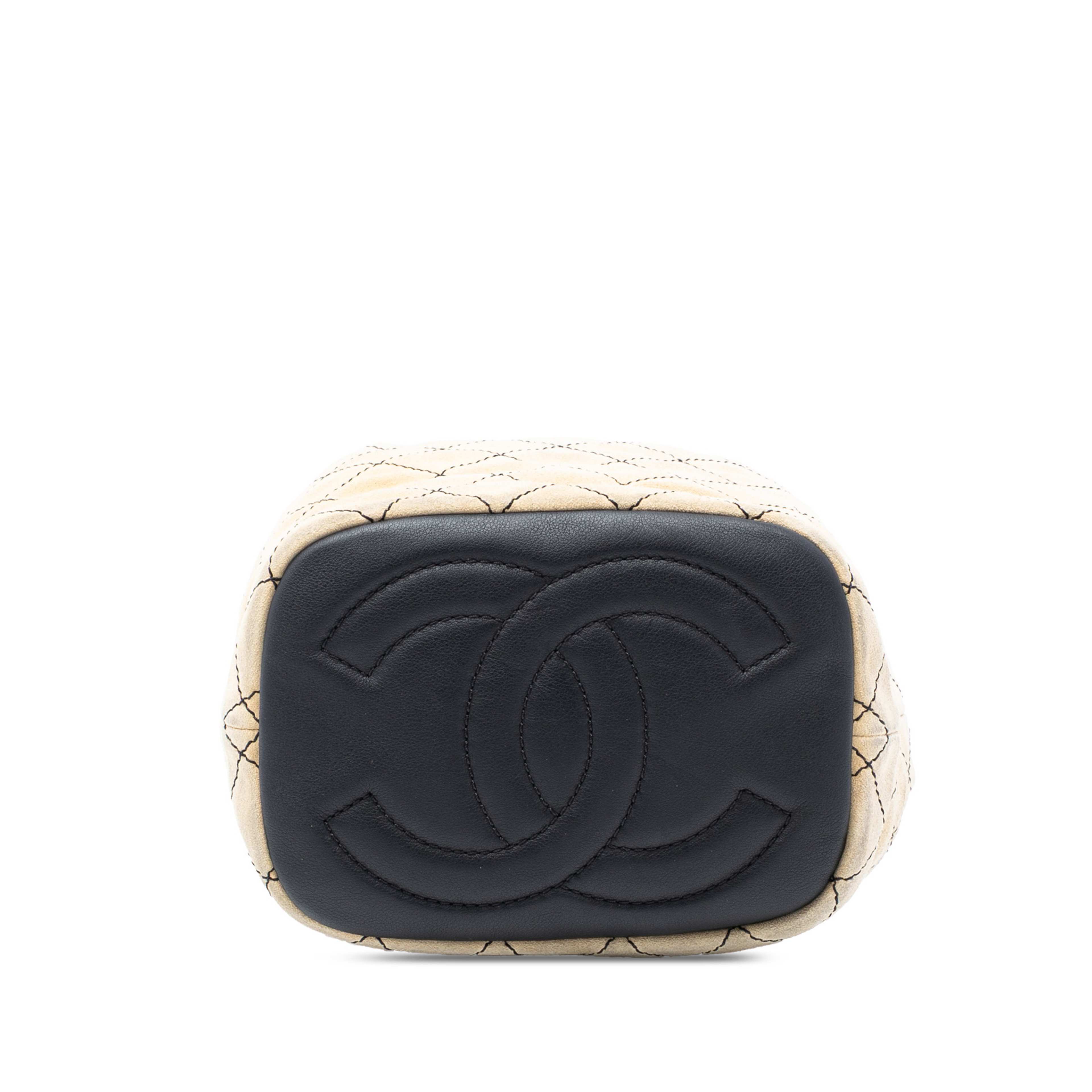 Chanel Cc Suede Wild Stitch Bucket Bag, från Luxclusif, i färgen svart. Klicka för att öppna bilden i stort format
