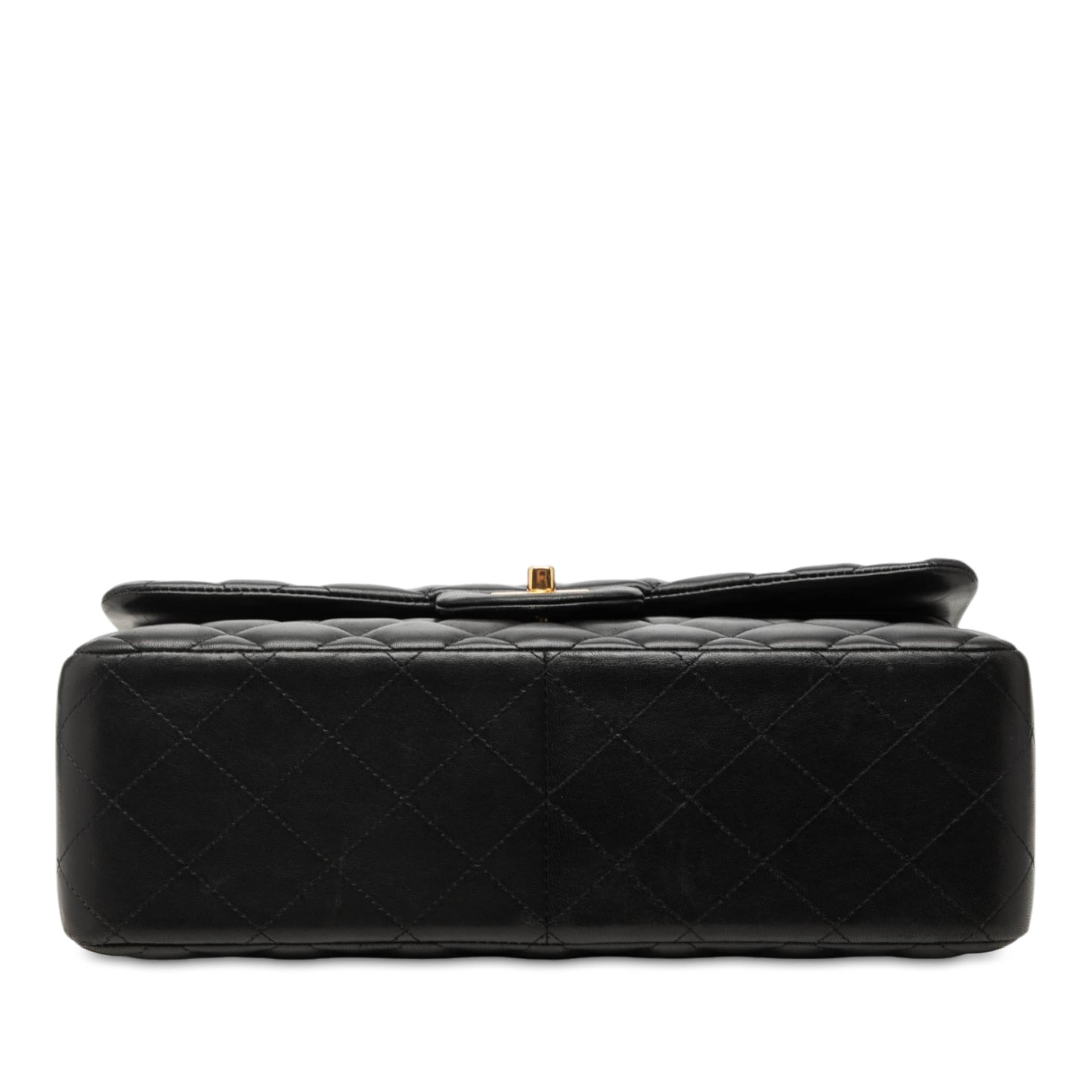 Chanel Jumbo Classic Lambskin Double Flap, från Luxclusif, i färgen svart. Klicka för att öppna bilden i stort format