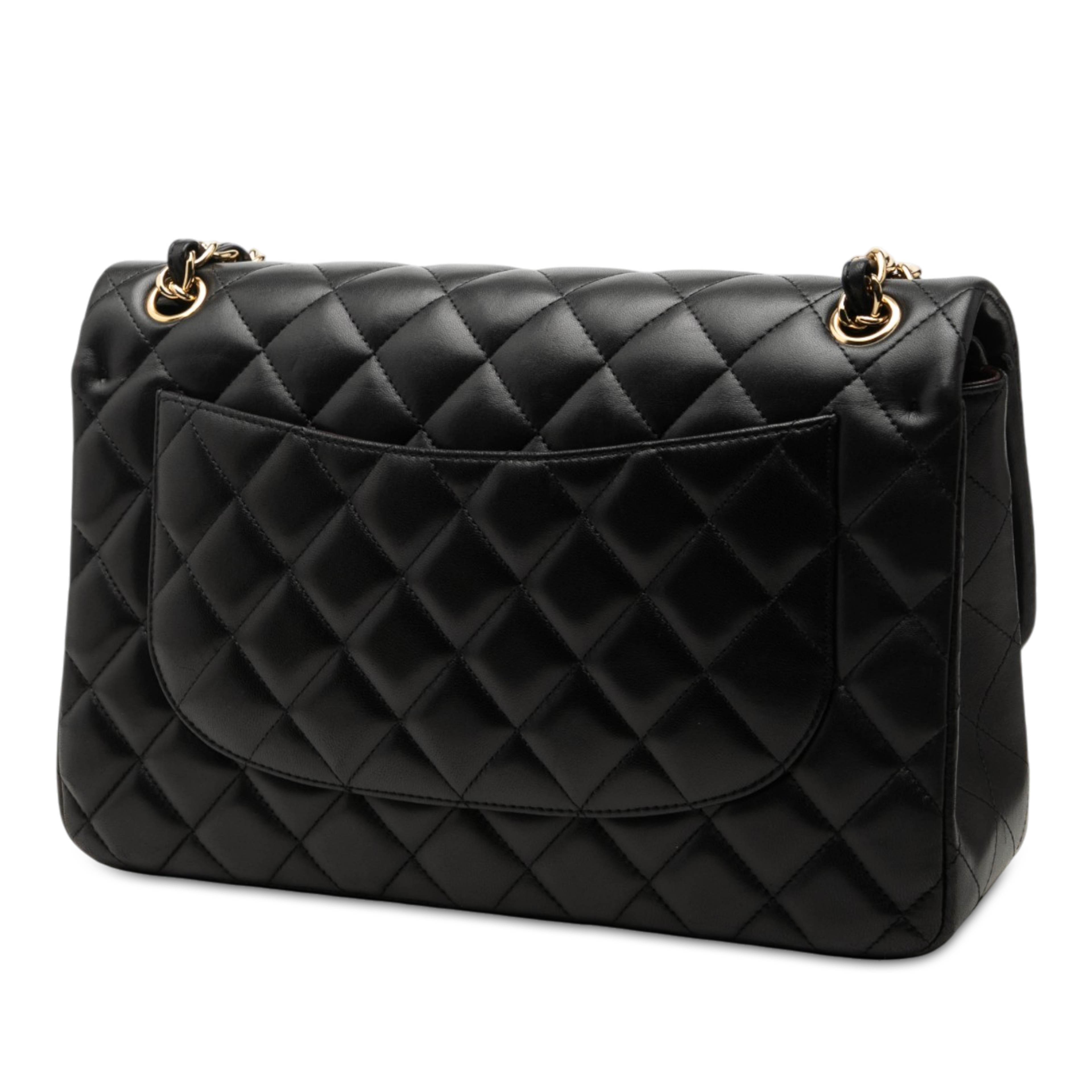 Chanel Jumbo Classic Lambskin Double Flap, från Luxclusif, i färgen svart. Klicka för att öppna bilden i stort format