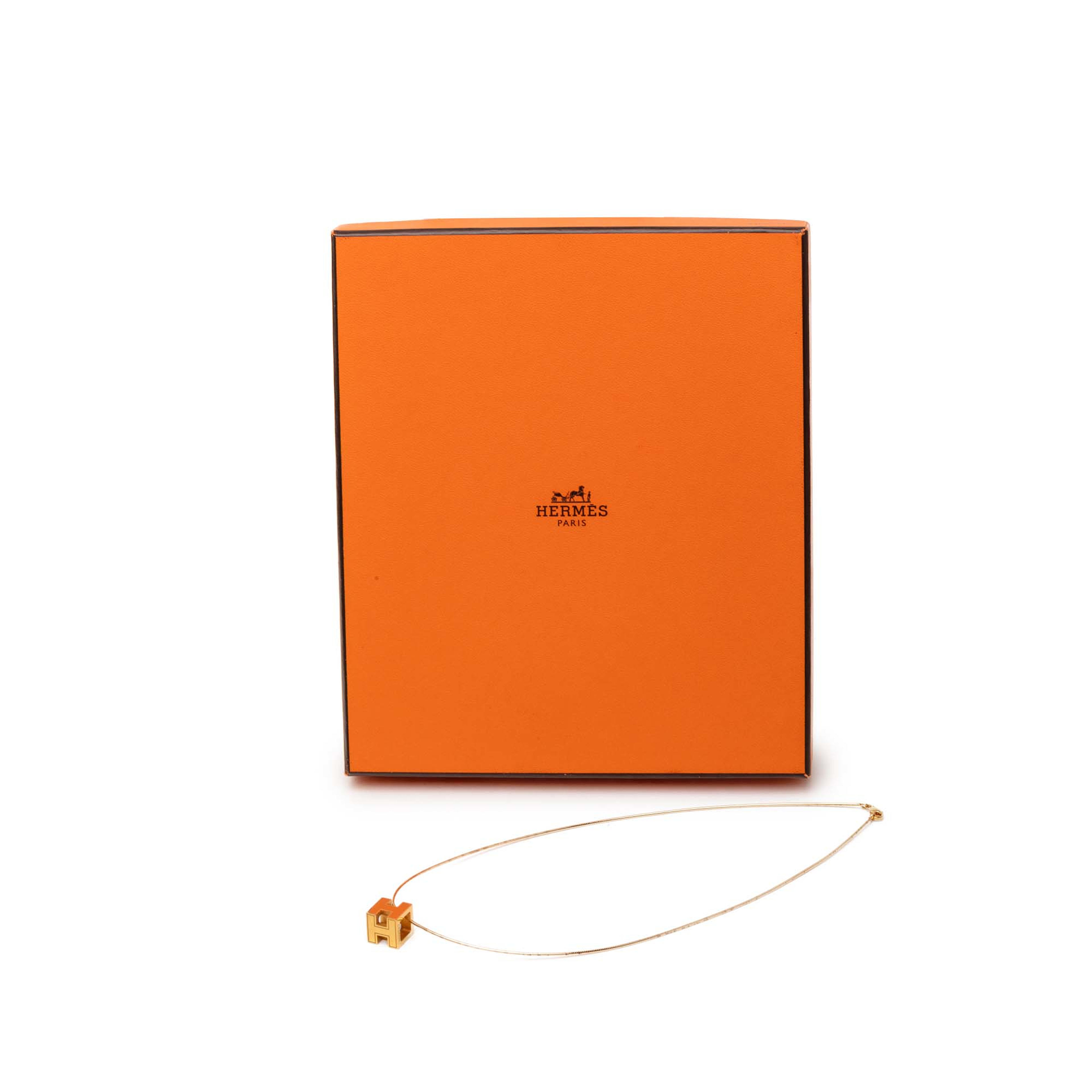 Hermès Gold Plated And Enamel Cage D H Pendant Necklace, från Luxclusif, i färgen guld. Klicka för att öppna bilden i stort format