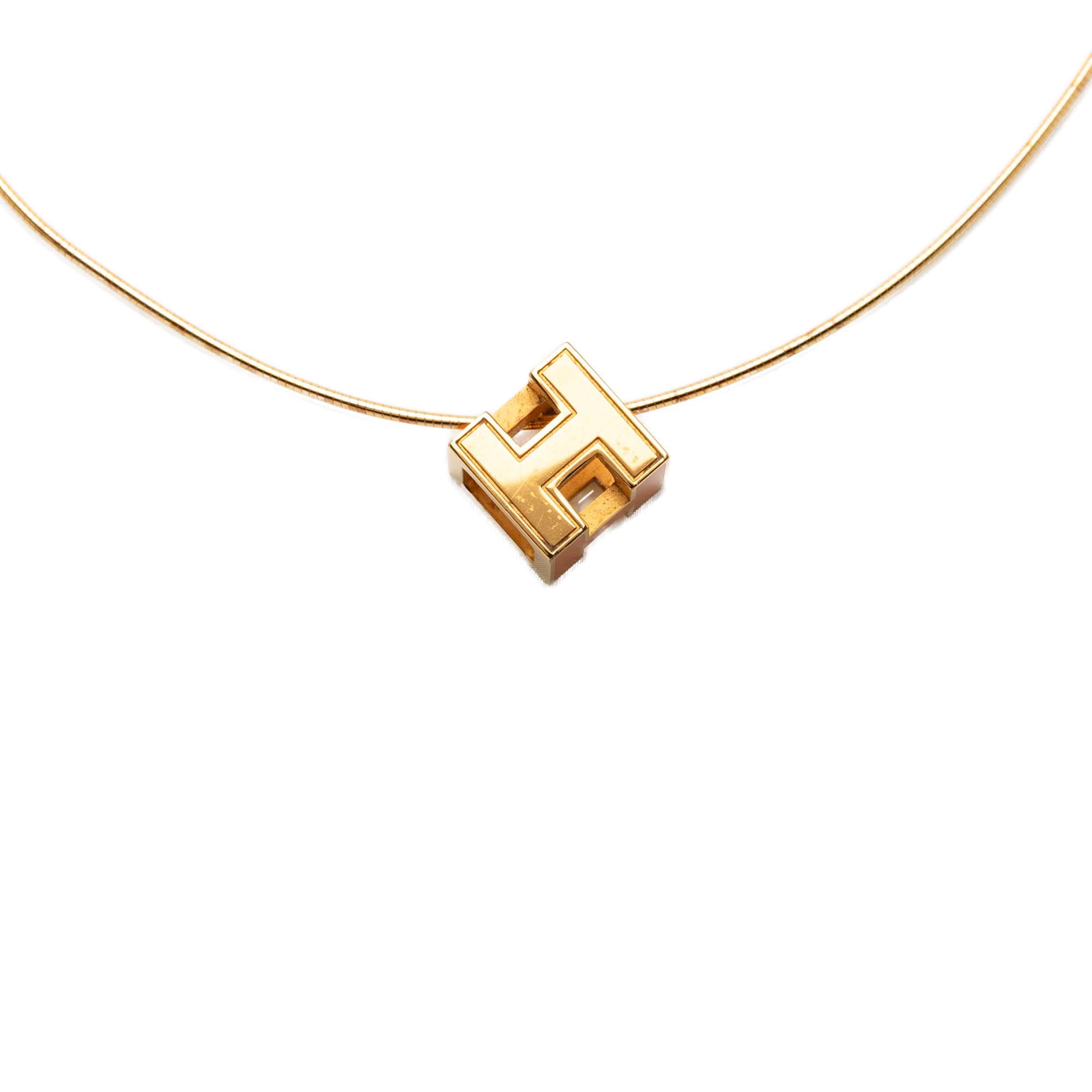 Hermès Gold Plated And Enamel Cage D H Pendant Necklace, från Luxclusif, i färgen guld. Klicka för att öppna bilden i stort format