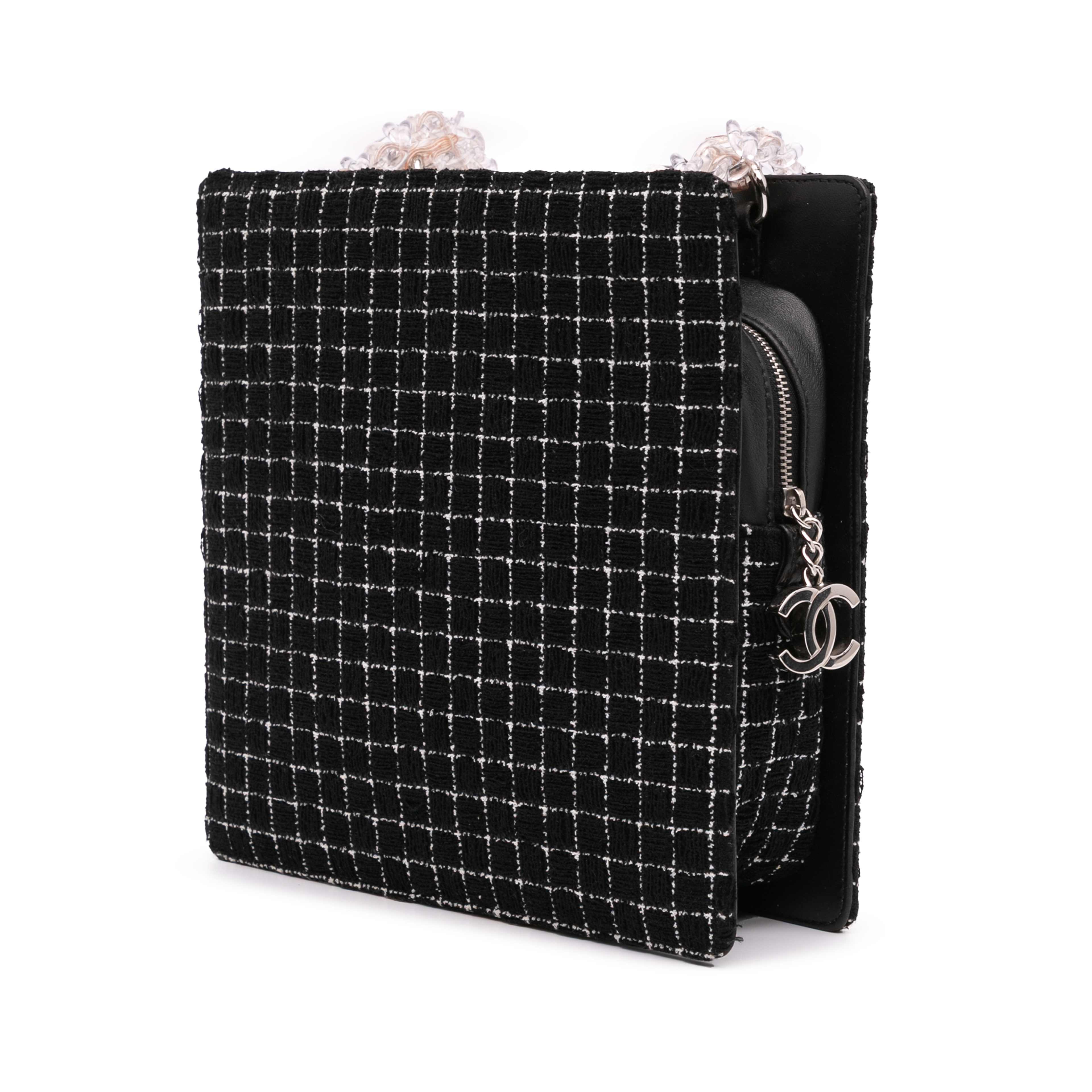 Chanel Tweed And Resin Zipped Chain Shopping Bag, från Luxclusif, i färgen svart. Klicka för att öppna bilden i stort format