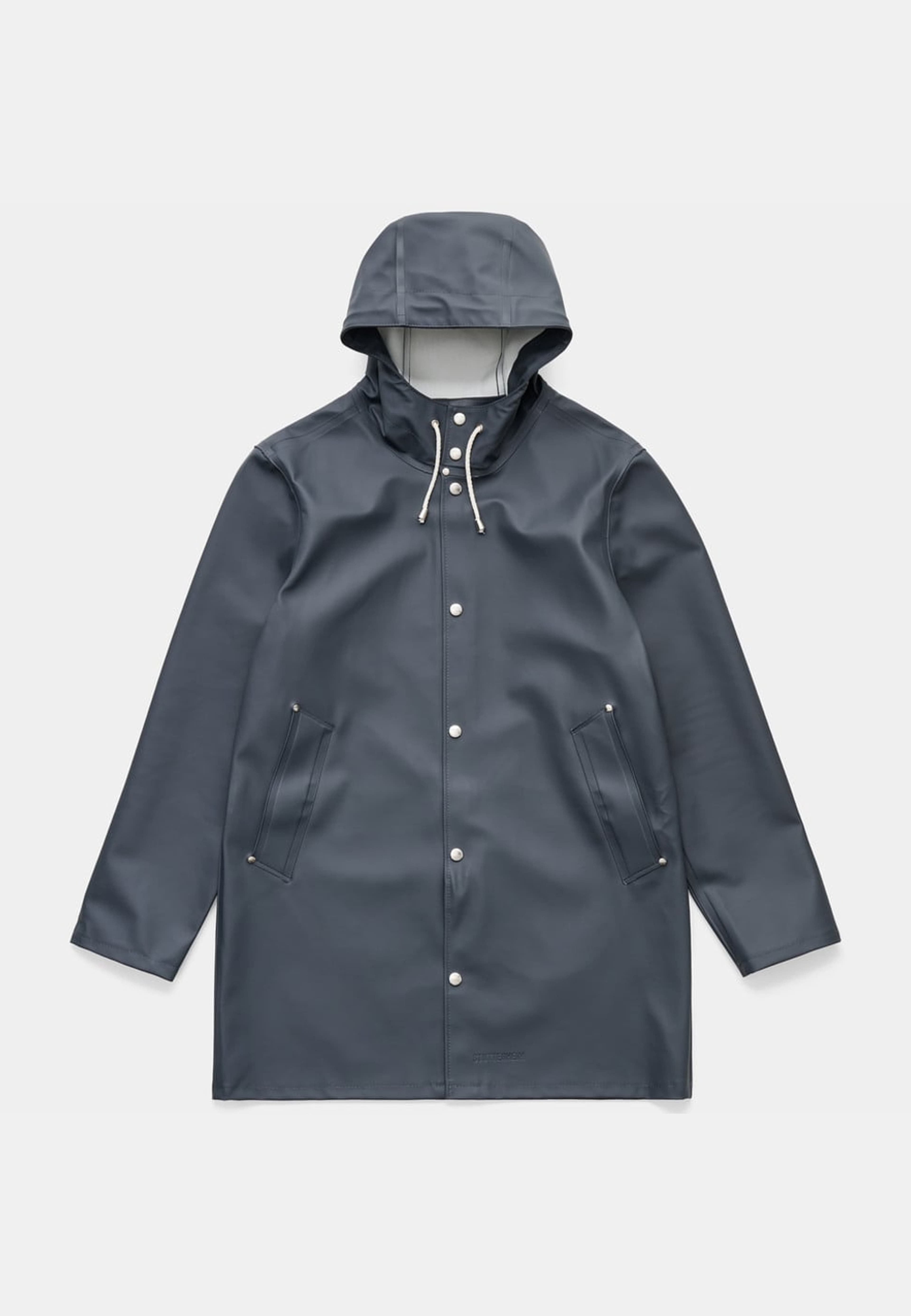Mosebacke Raincoat, från Stutterheim, i färgen charcoal. Klicka för att öppna bilden i stort format