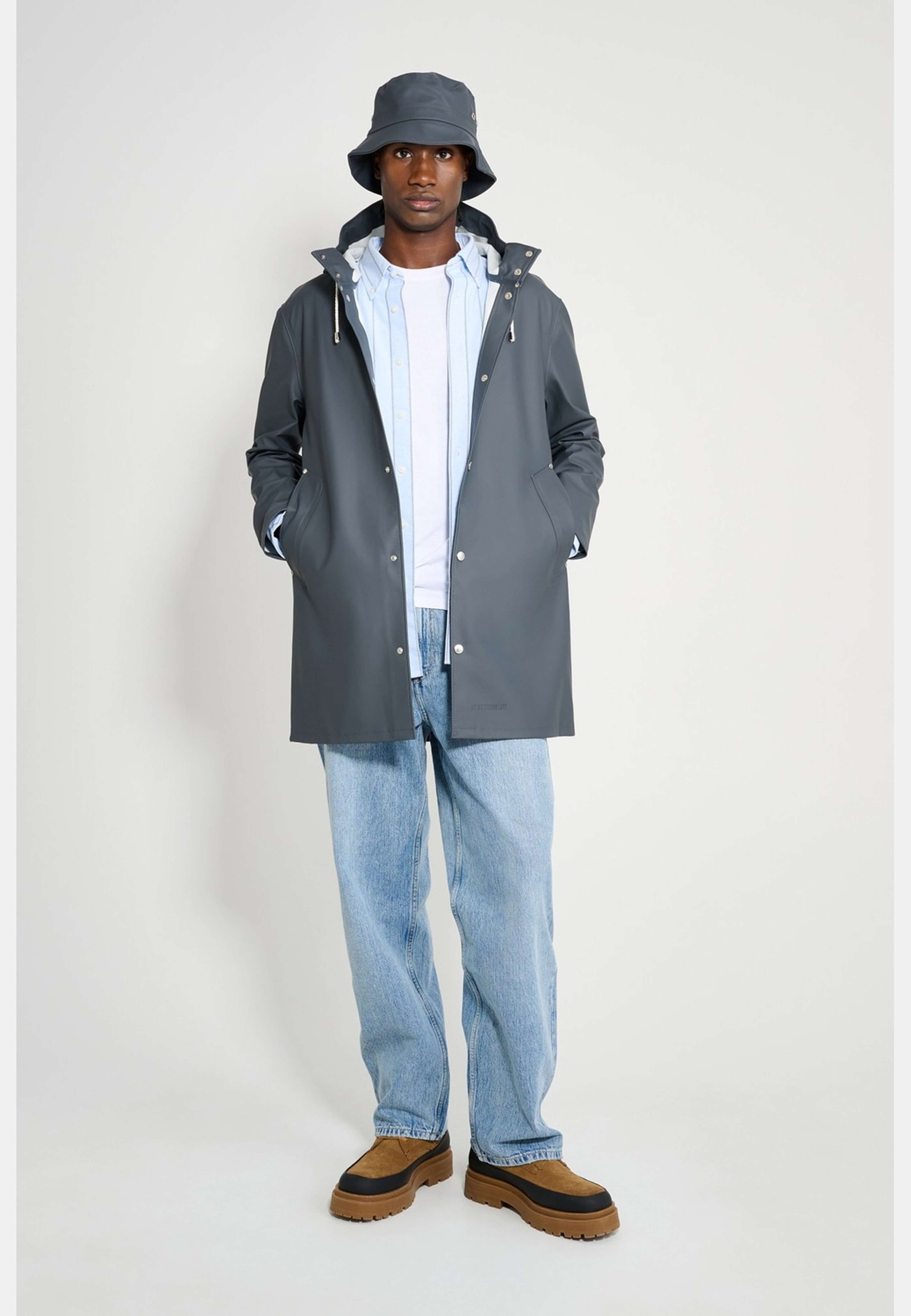 Mosebacke Raincoat, från Stutterheim, i färgen charcoal. Klicka för att öppna bilden i stort format