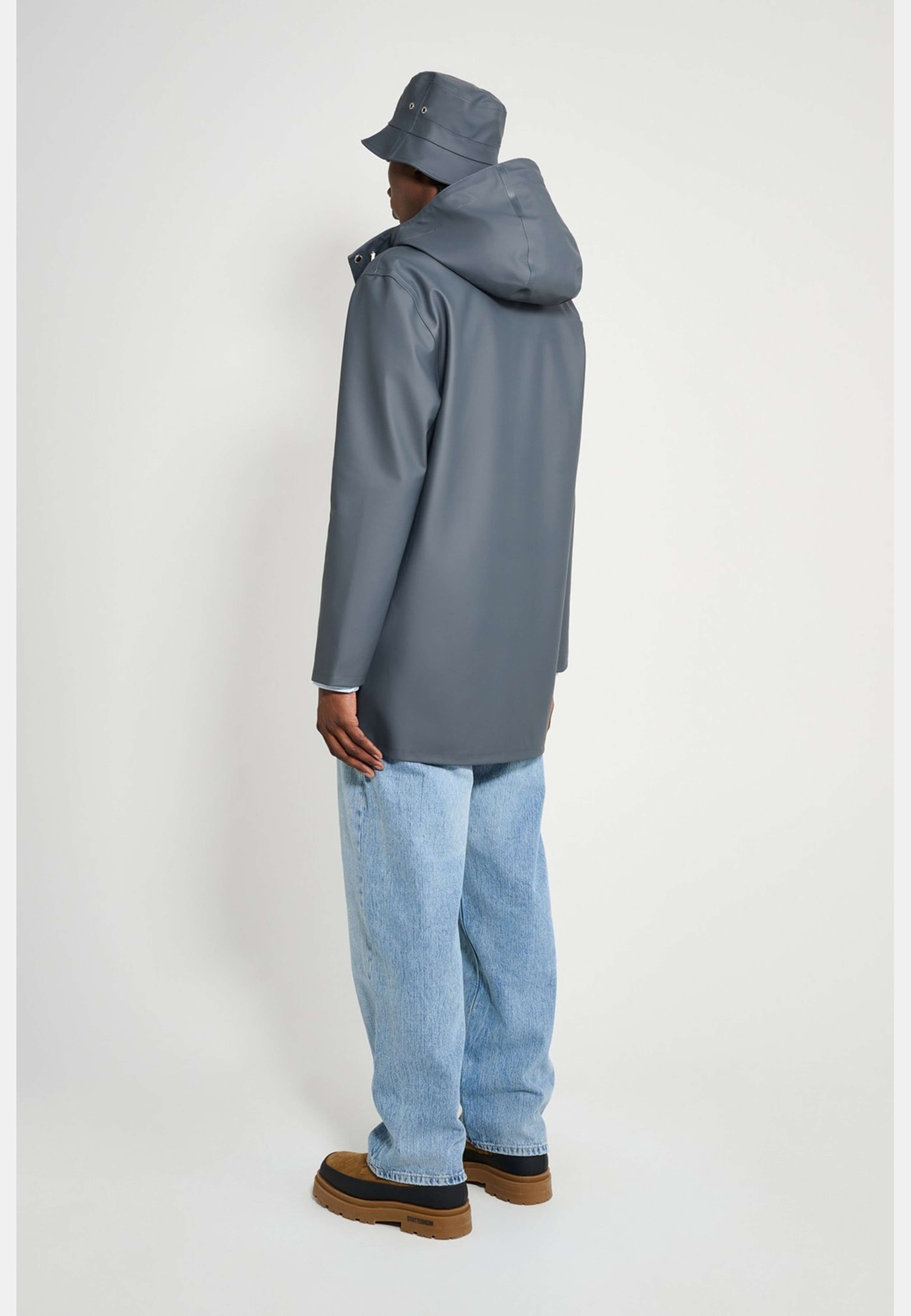 Mosebacke Raincoat, från Stutterheim, i färgen charcoal. Klicka för att öppna bilden i stort format