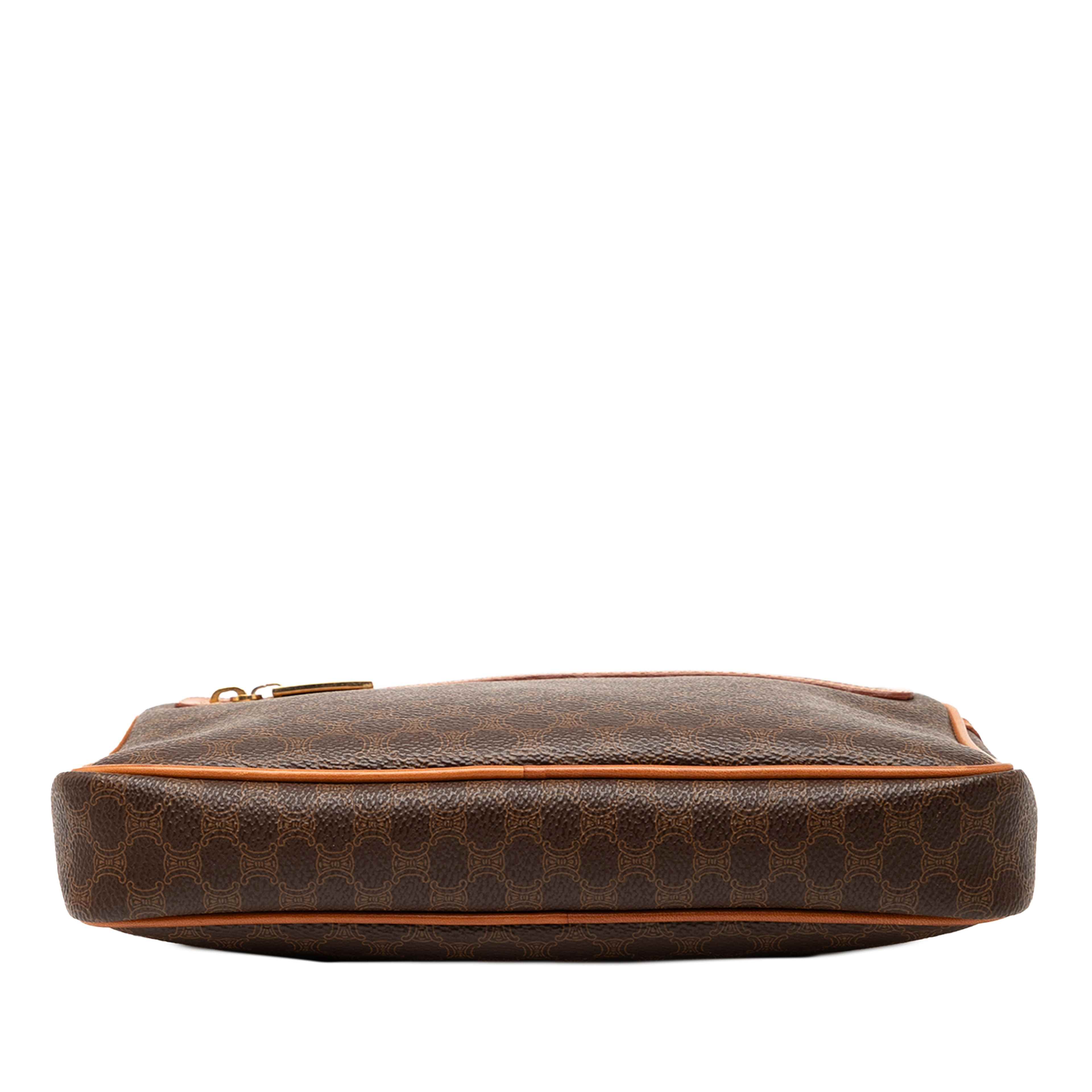 Celine Macadam Coated Canvas Clutch, från Luxclusif, i färgen brown. Klicka för att öppna bilden i stort format