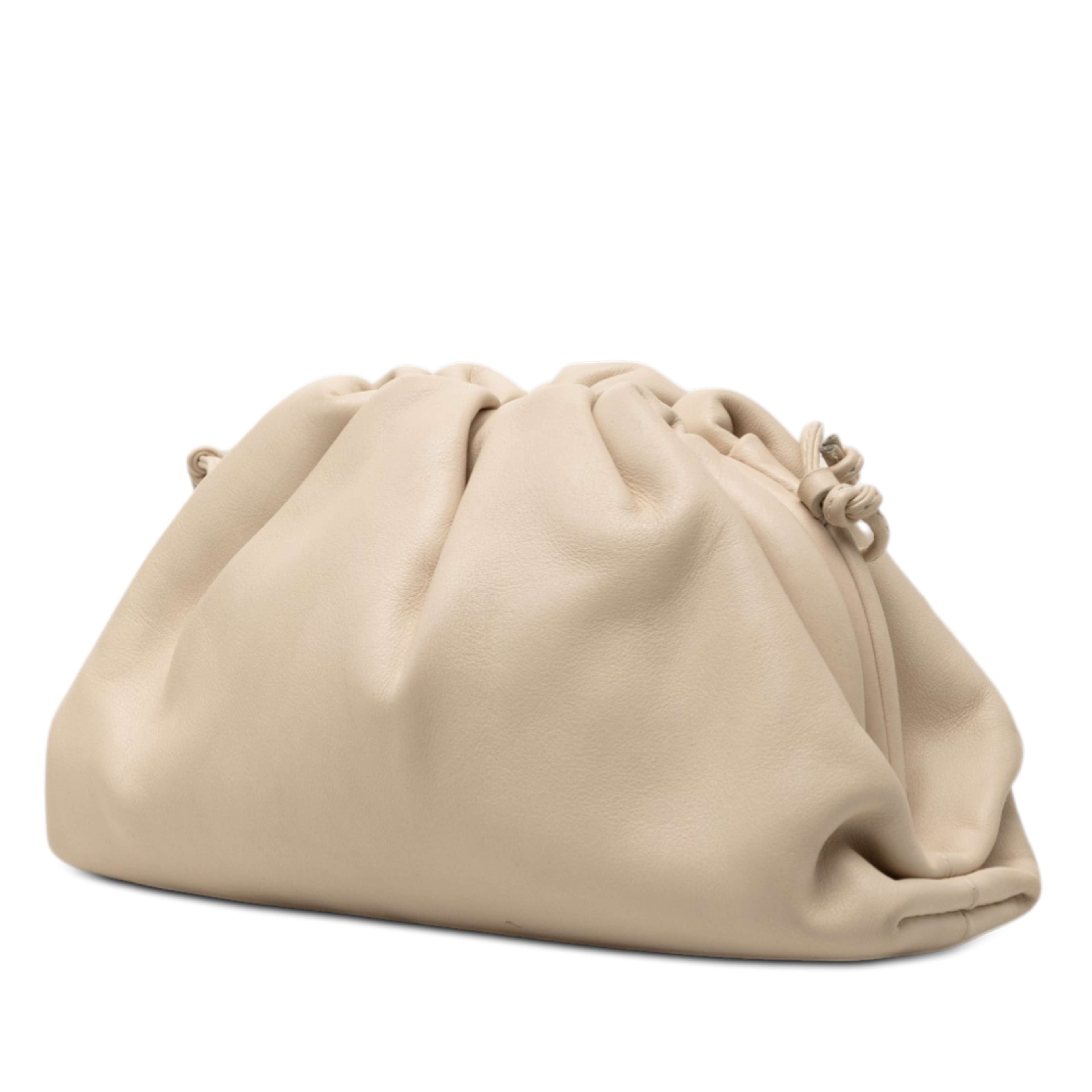 Bottega Veneta Lambskin The Mini Pouch Crossbody, från Luxclusif, i färgen beige. Klicka för att öppna bilden i stort format