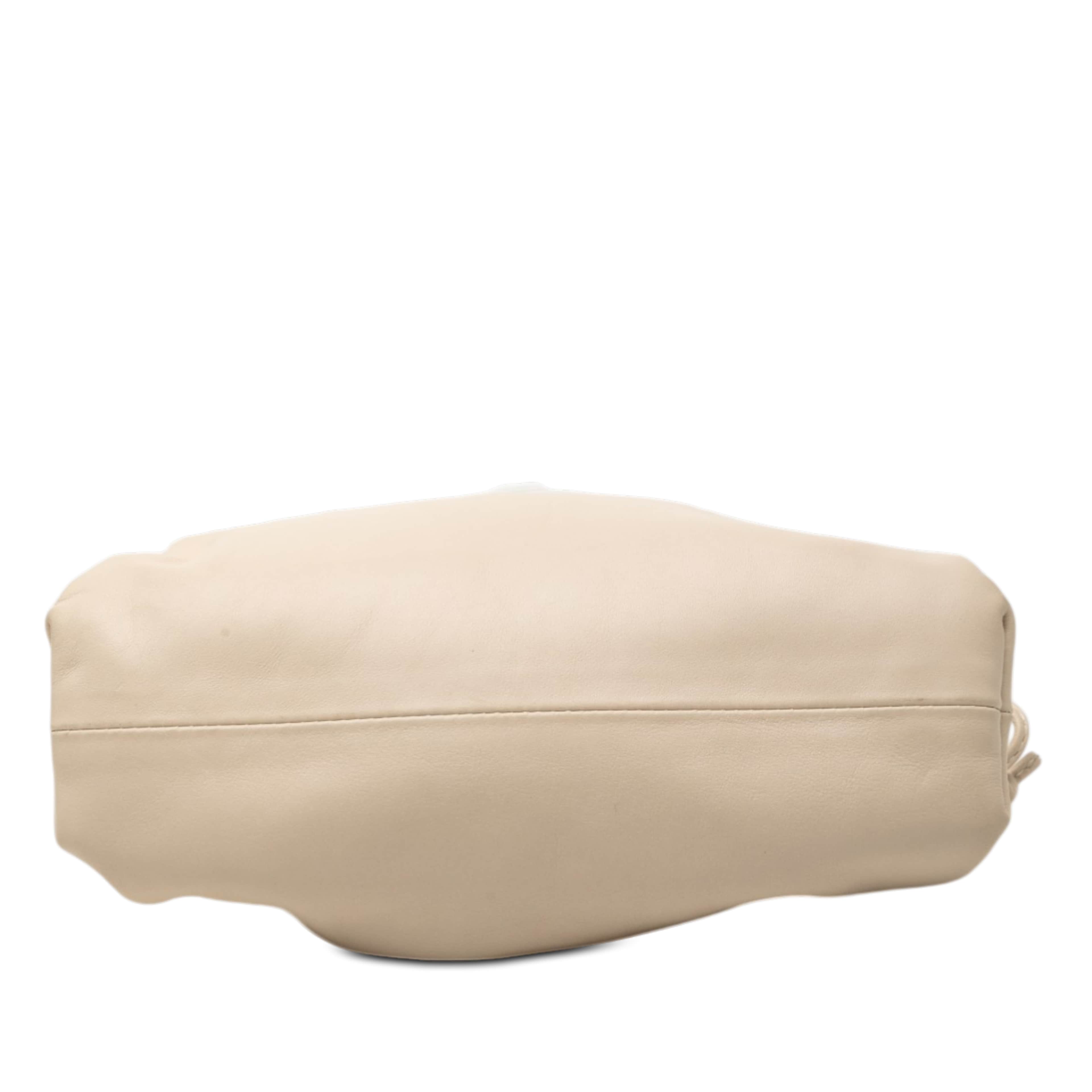 Bottega Veneta Lambskin The Mini Pouch Crossbody, från Luxclusif, i färgen beige. Klicka för att öppna bilden i stort format