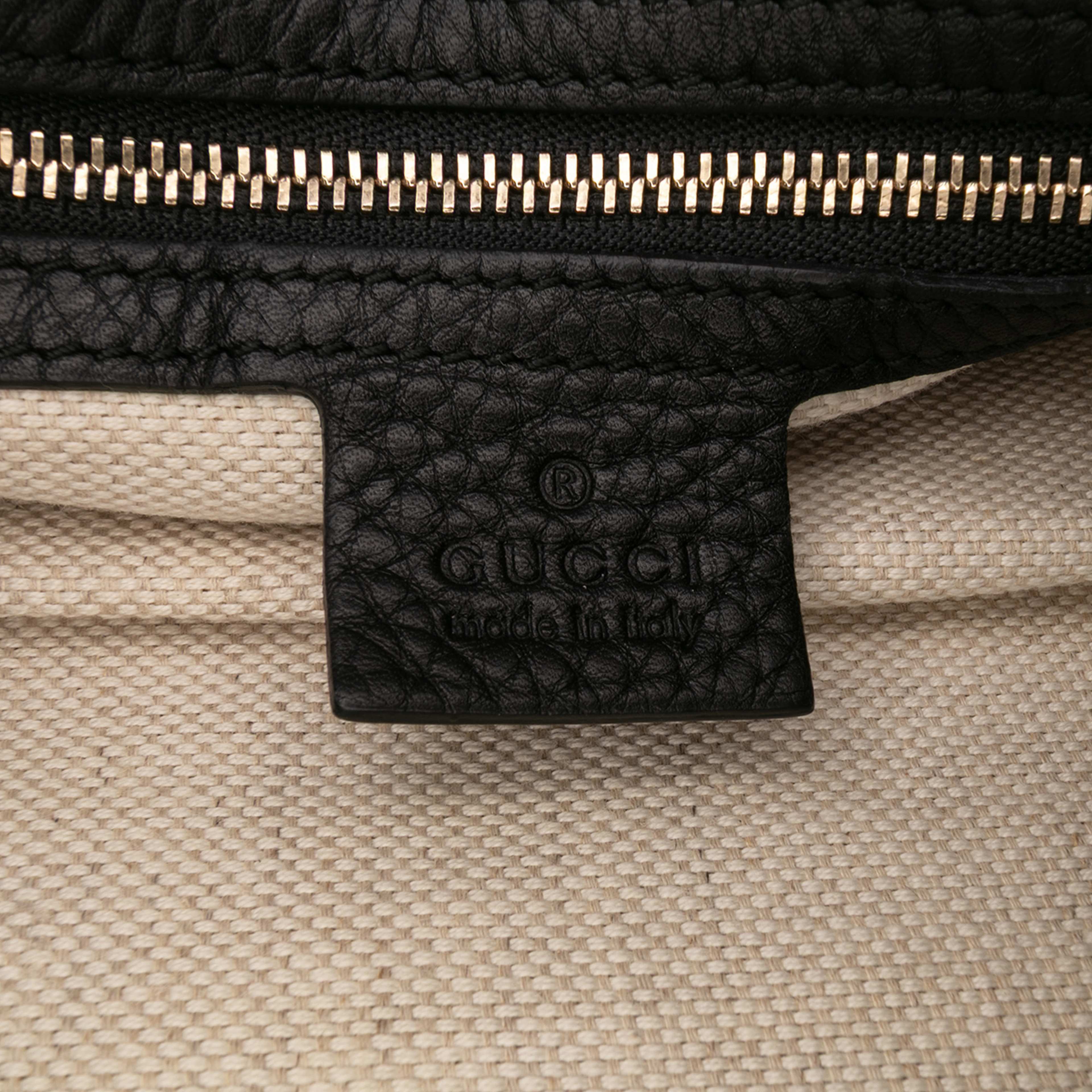 Gucci Medium Pebbled Calfskin Soho Boston Bag, från Luxclusif, i färgen black. Klicka för att öppna bilden i stort format