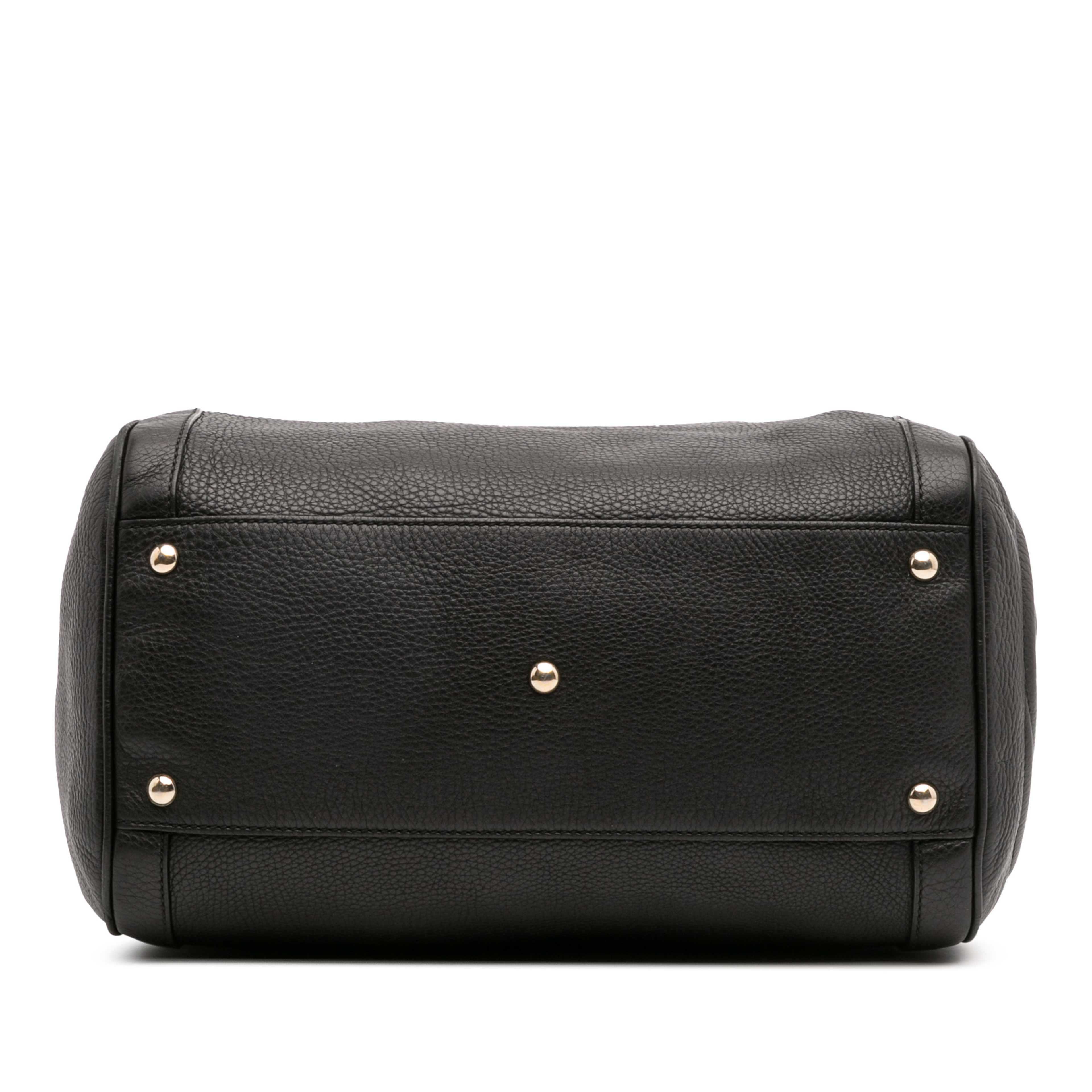 Gucci Medium Pebbled Calfskin Soho Boston Bag, från Luxclusif, i färgen black. Klicka för att öppna bilden i stort format