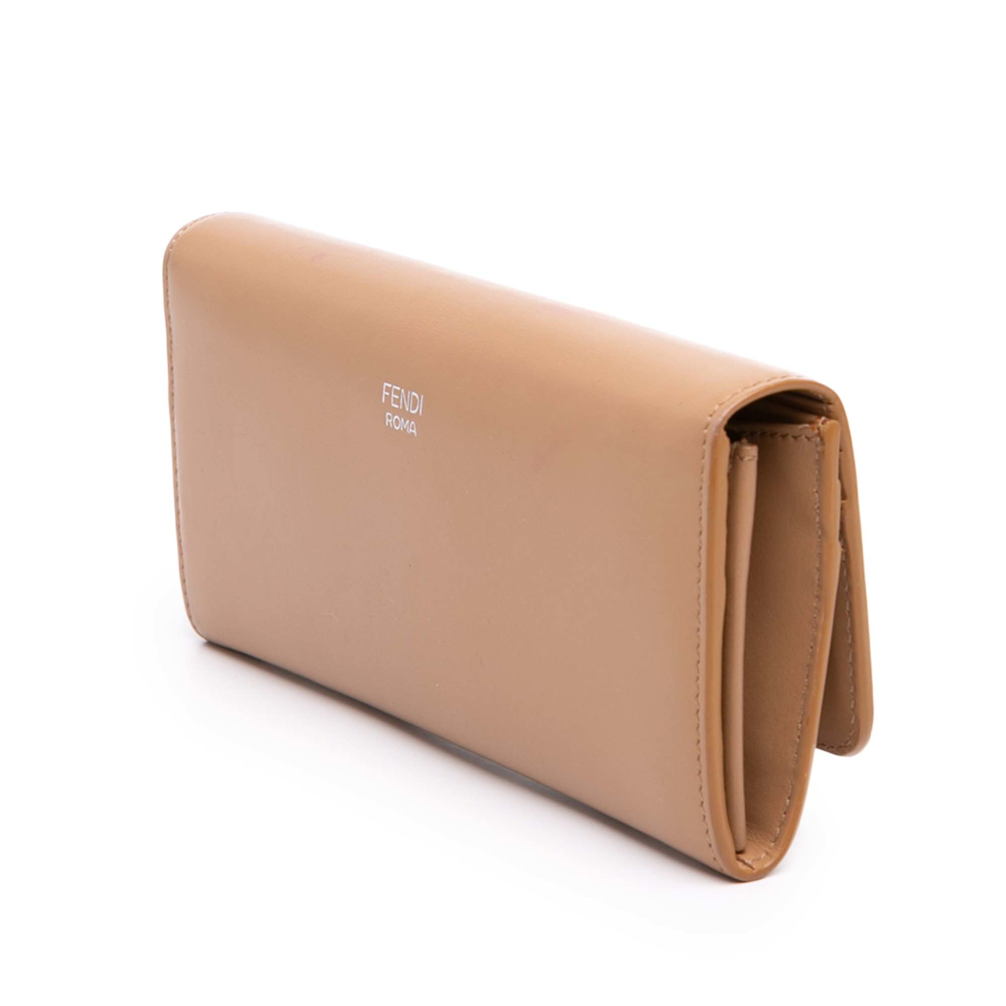 Fendi Leather Hypnoteyes Continental Wallet, från Luxclusif, i färgen beige. Klicka för att öppna bilden i stort format