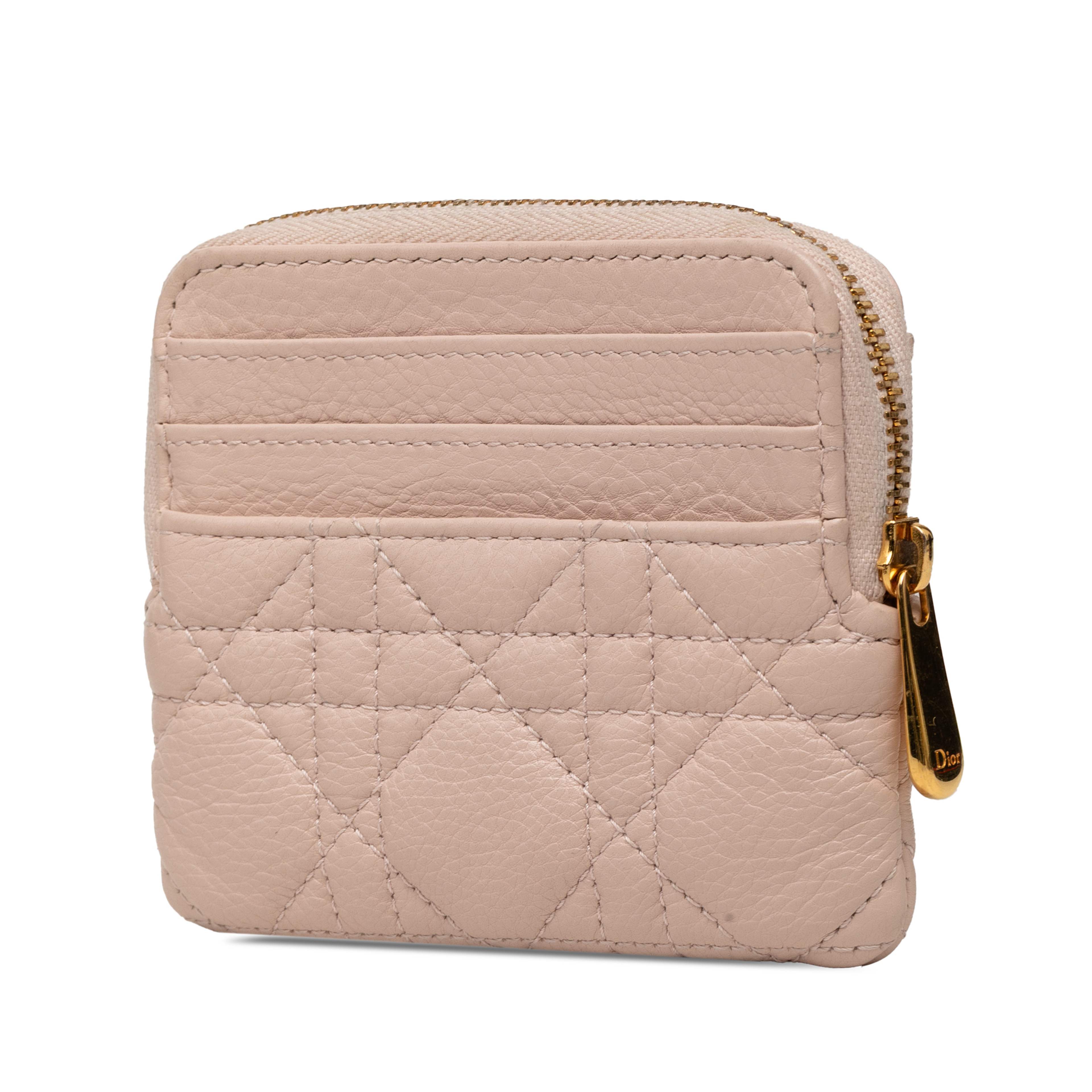 Dior Calfskin Cannage Supple Caro Lavender Coin Pouch, från Luxclusif, i färgen rosa. Klicka för att öppna bilden i stort format