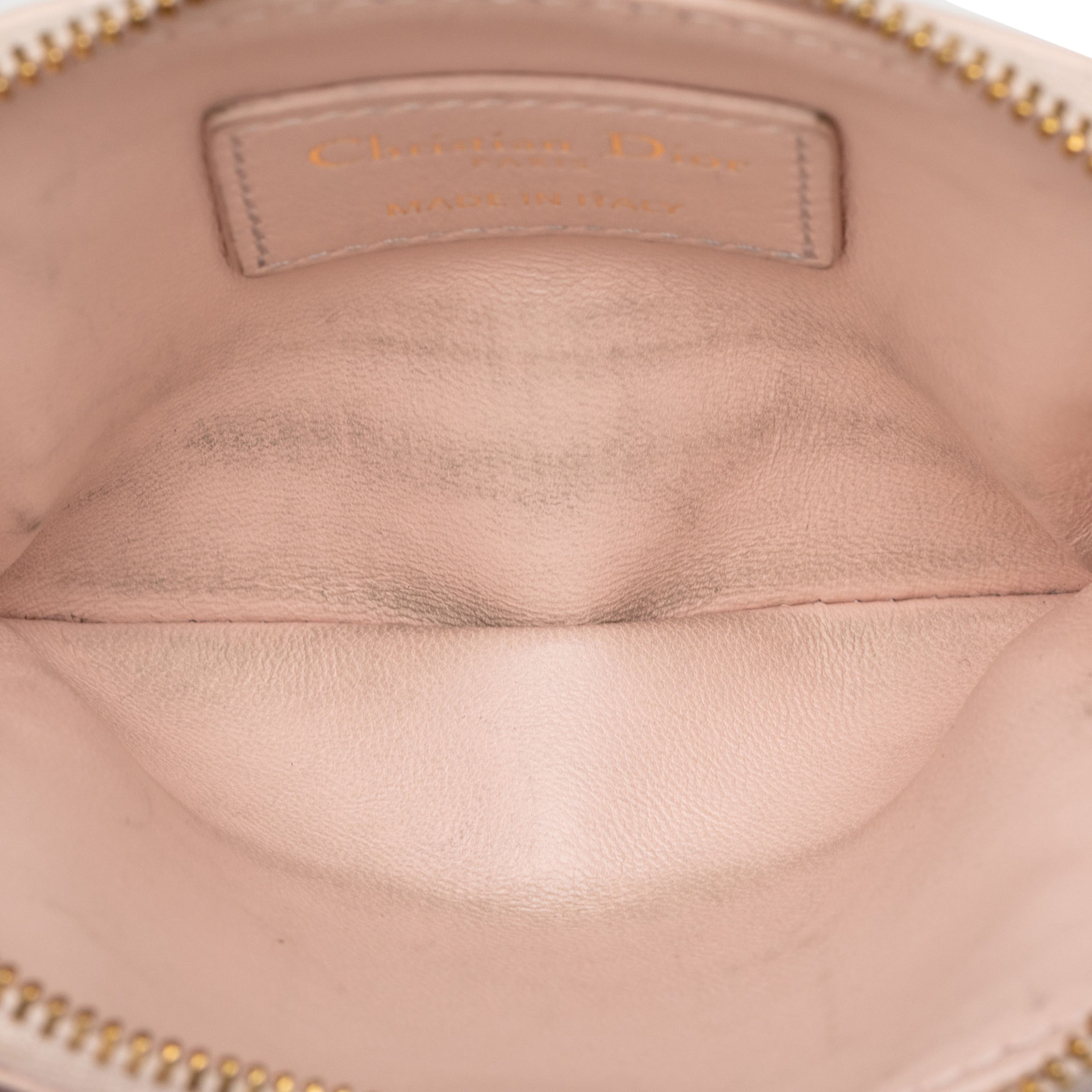Dior Calfskin Cannage Supple Caro Lavender Coin Pouch, från Luxclusif, i färgen light pink. Klicka för att öppna bilden i stort format