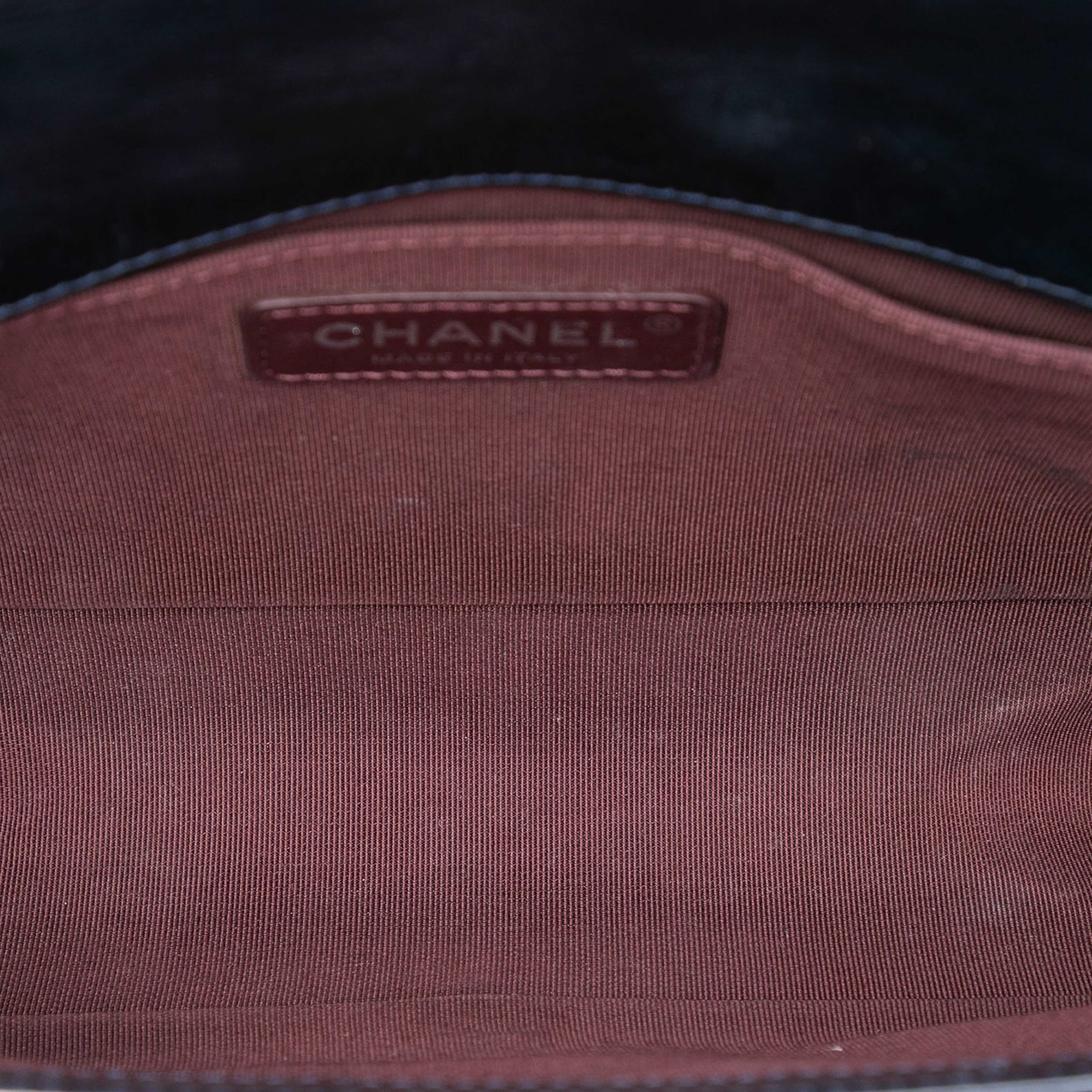 Chanel Old Medium Quilted Glazed Calfskin Chain Around Boy Flap, från Luxclusif, i färgen navy. Klicka för att öppna bilden i stort format