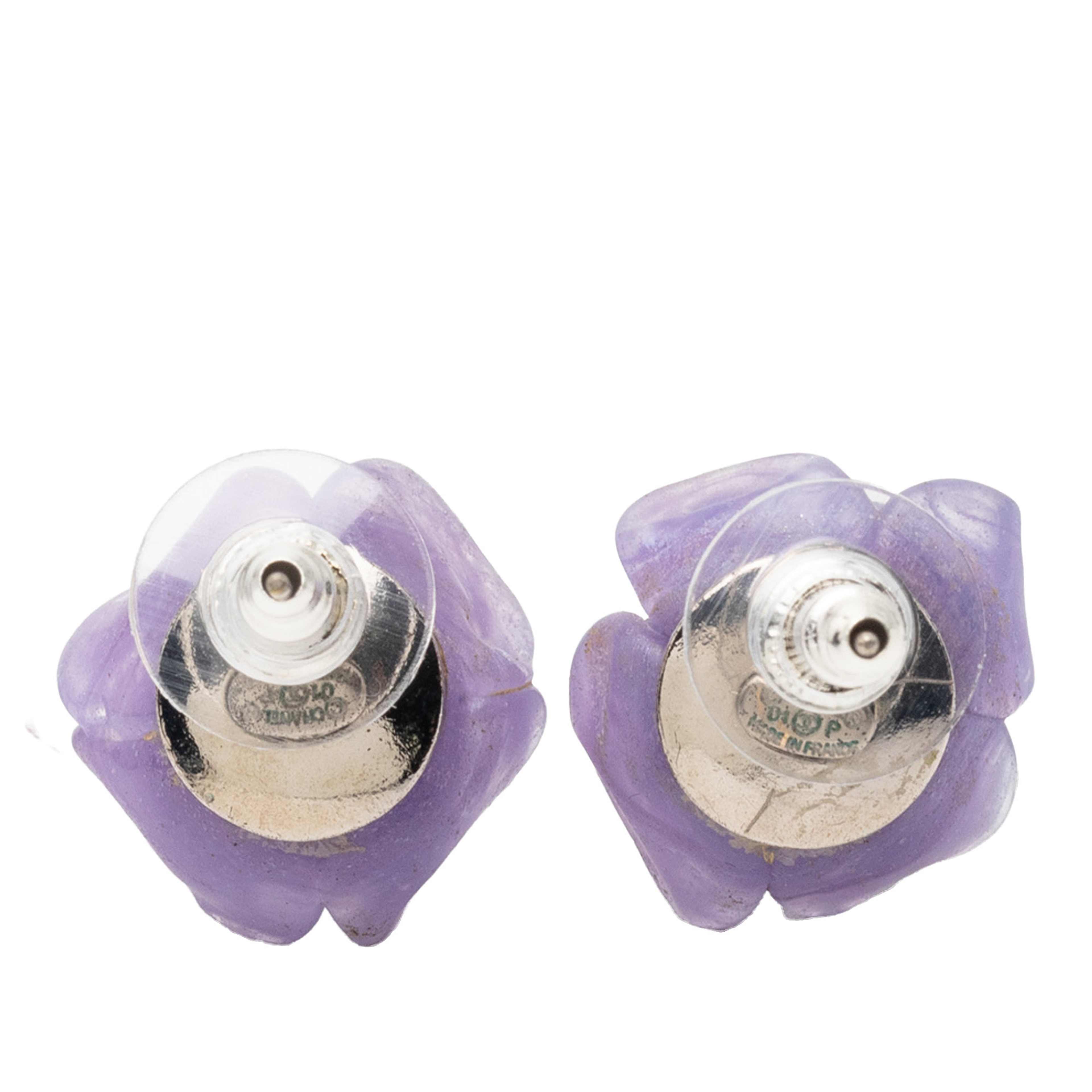 Chanel Resin Camellia Earrings, från Luxclusif, i färgen purple. Klicka för att öppna bilden i stort format