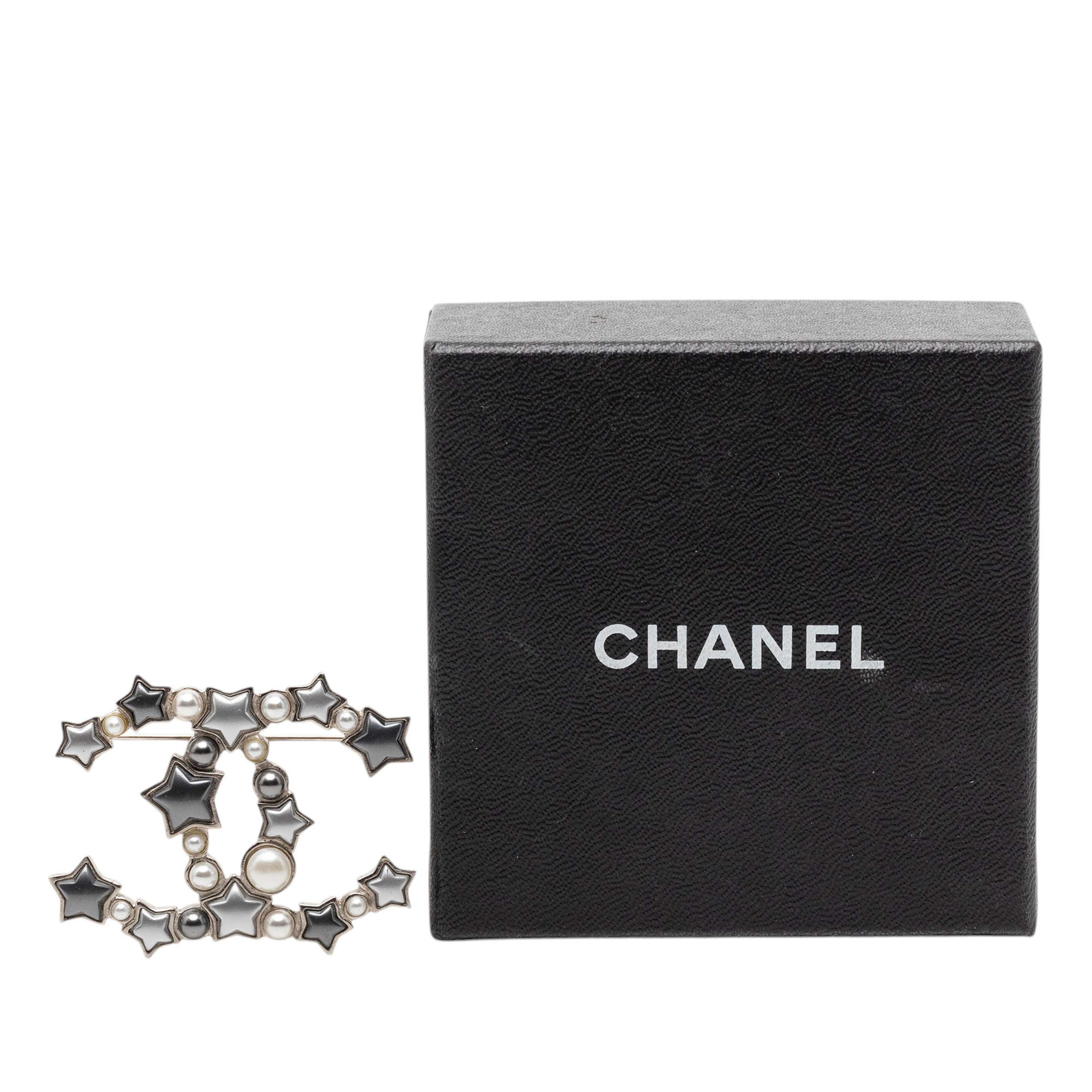 Chanel Cc Silver Plated Resin And Faux Pearl Star Brooch, från Luxclusif, i färgen silver. Klicka för att öppna bilden i stort format