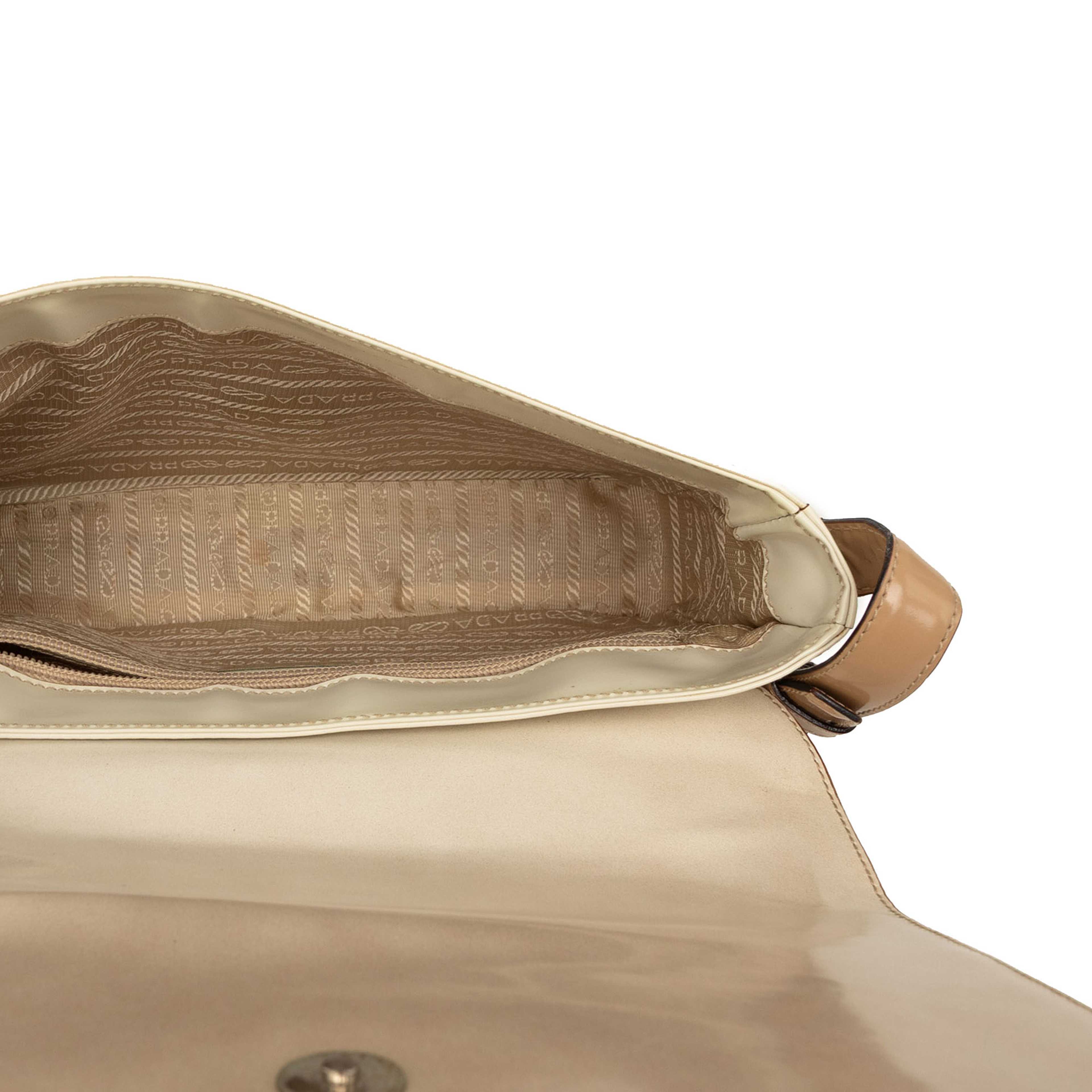Prada Spazzolato Leather Crossbody, från Luxclusif, i färgen beige. Klicka för att öppna bilden i stort format