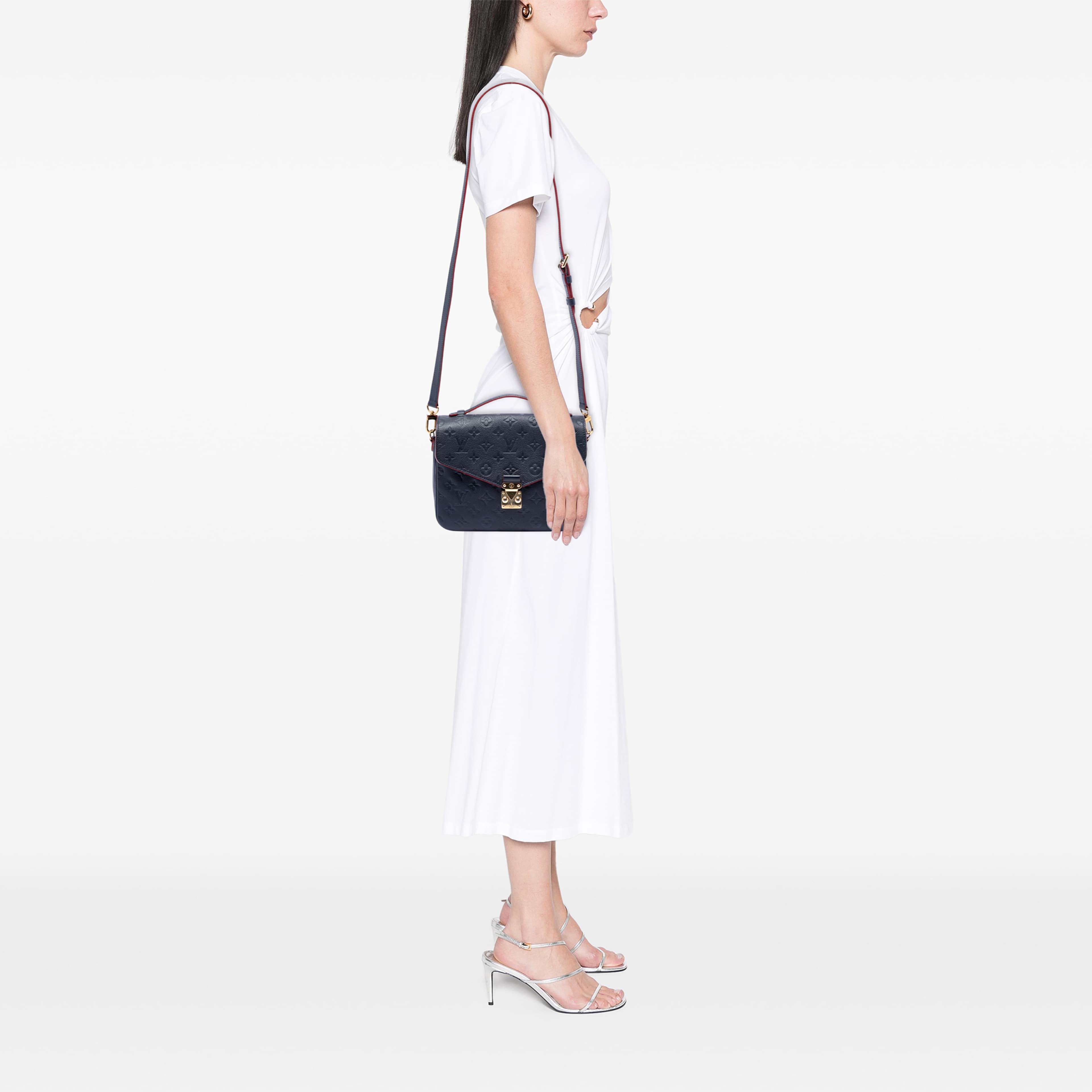 Louis Vuitton Monogram Empreinte Pochette Metis, från Luxclusif, i färgen blå. Klicka för att öppna bilden i stort format