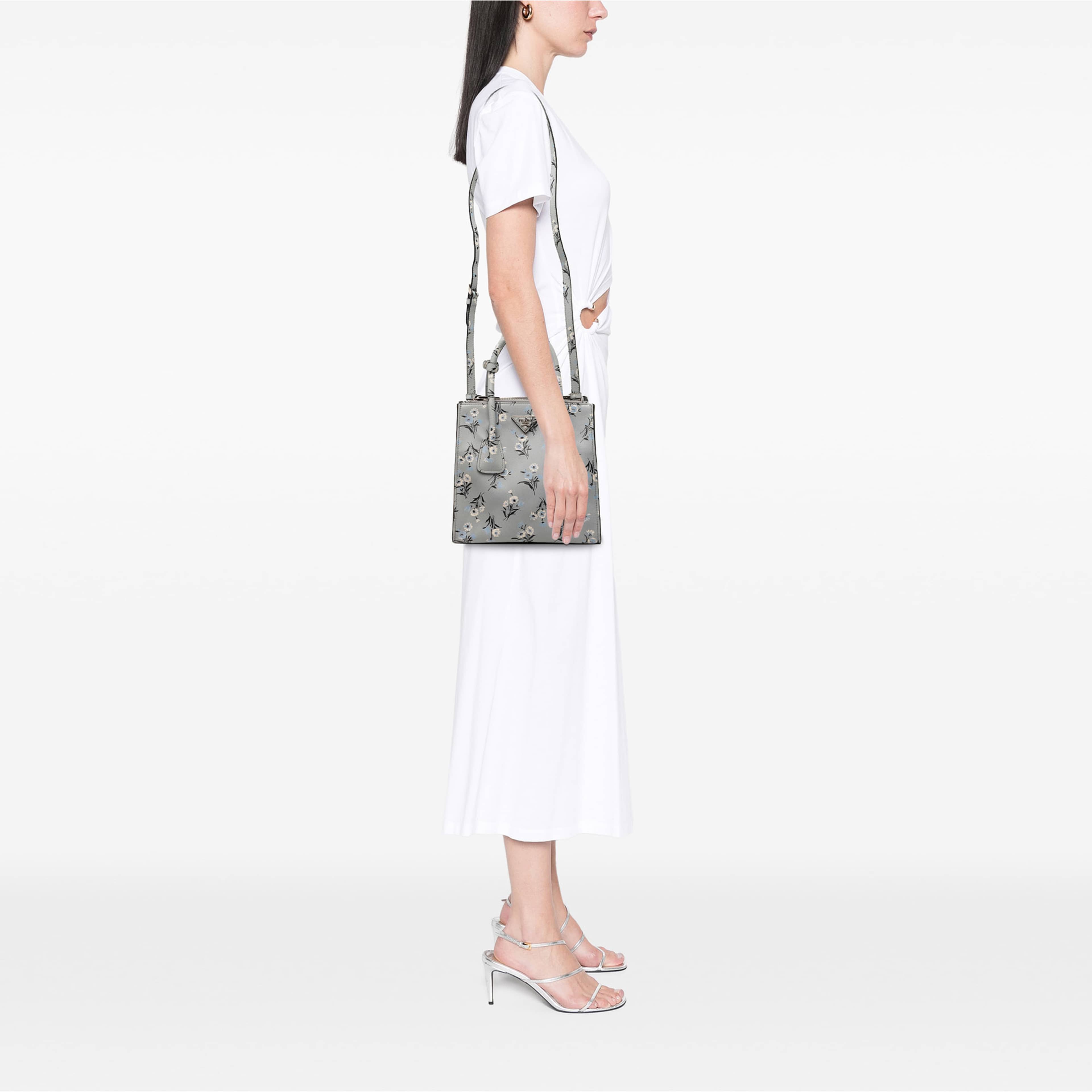 Prada Saffiano Floral Print Twin Pocket Satchel, från Luxclusif, i färgen grå. Klicka för att öppna bilden i stort format