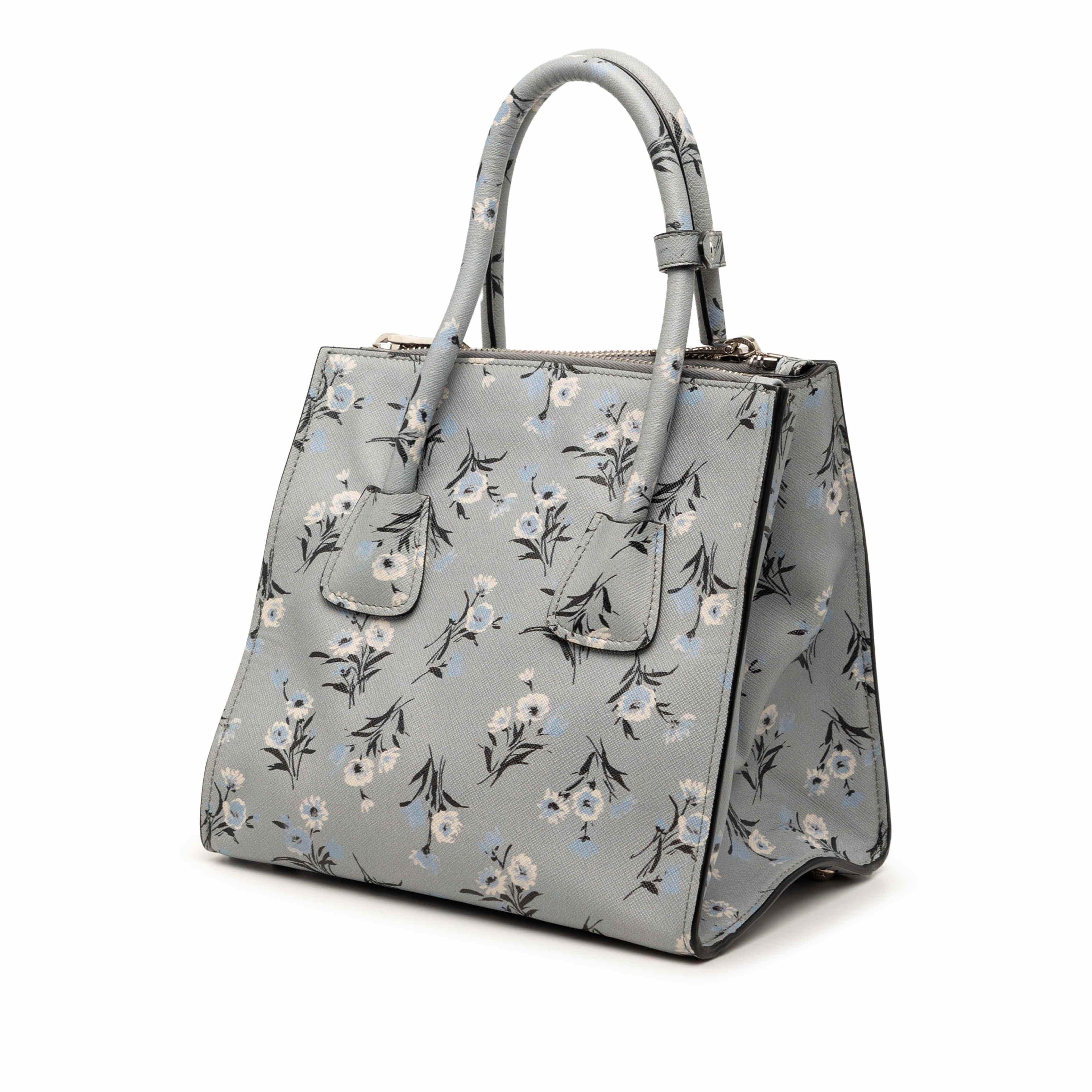 Prada Saffiano Floral Print Twin Pocket Satchel, från Luxclusif, i färgen gray. Klicka för att öppna bilden i stort format
