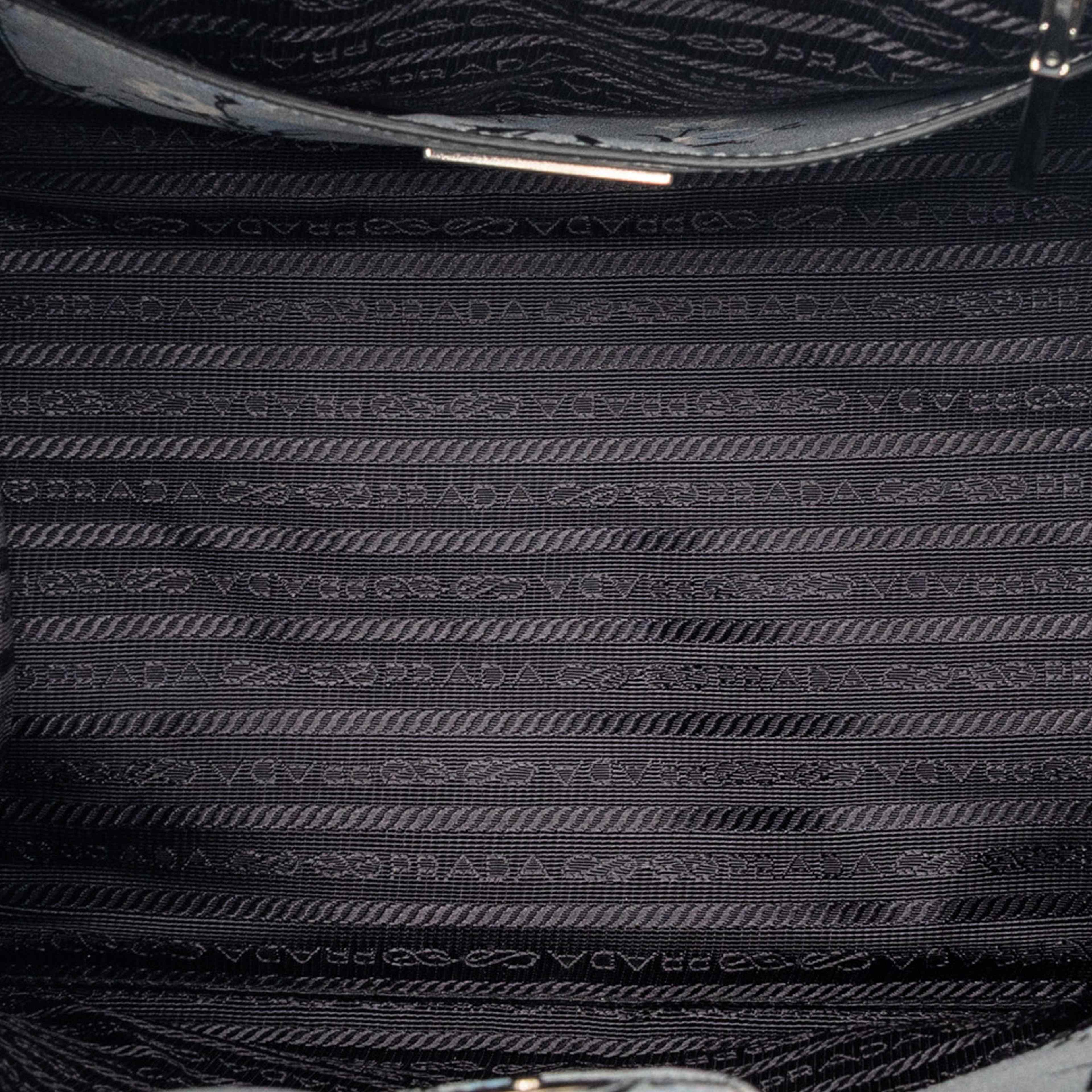 Prada Saffiano Floral Print Twin Pocket Satchel, från Luxclusif, i färgen gray. Klicka för att öppna bilden i stort format