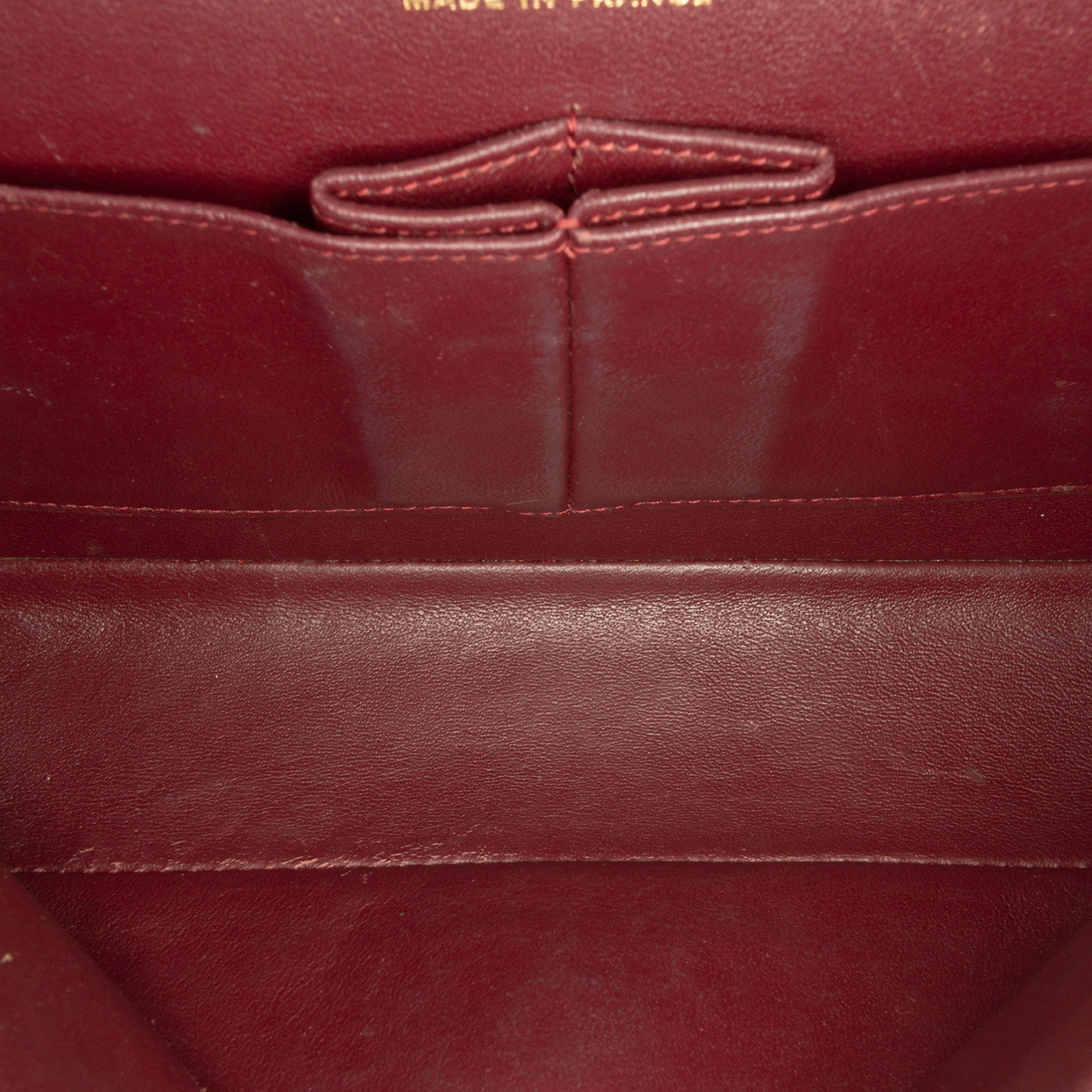 Chanel Medium Classic Caviar Double Flap, från Luxclusif, i färgen black. Klicka för att öppna bilden i stort format