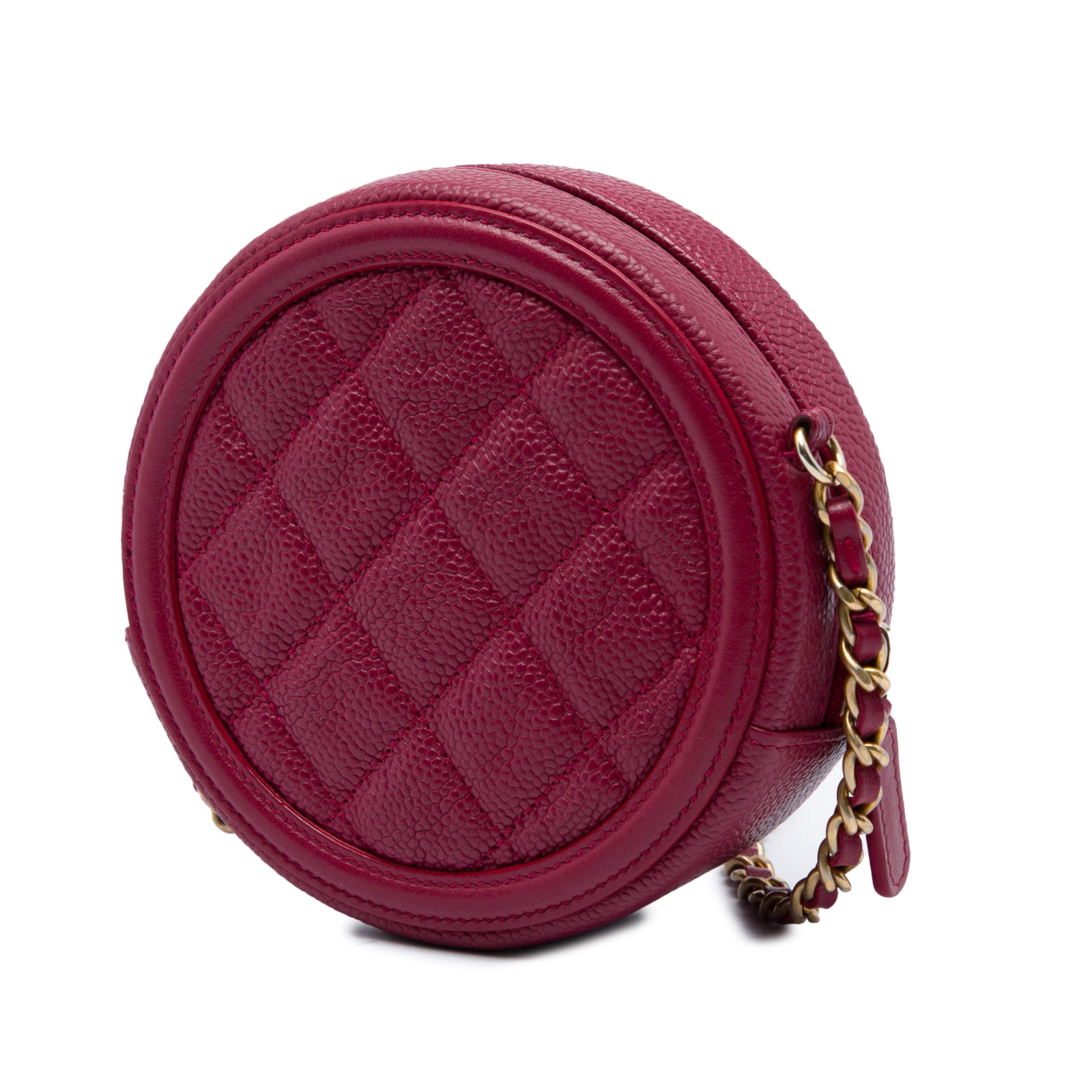 Chanel Caviar Cc Filigree Round Crossbody, från Luxclusif, i färgen röd. Klicka för att öppna bilden i stort format