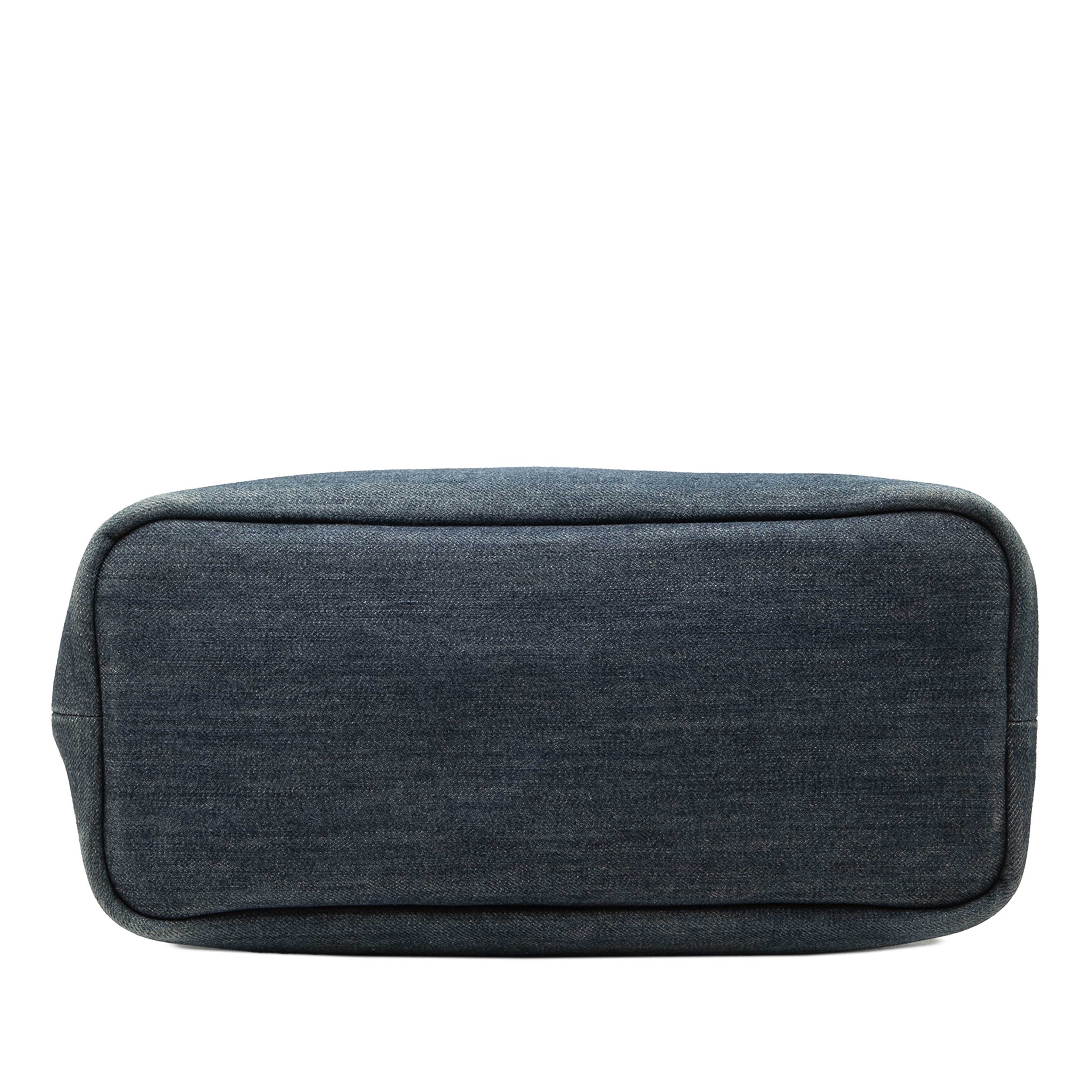 Prada Logo Denim Tote, från Luxclusif, i färgen blå. Klicka för att öppna bilden i stort format