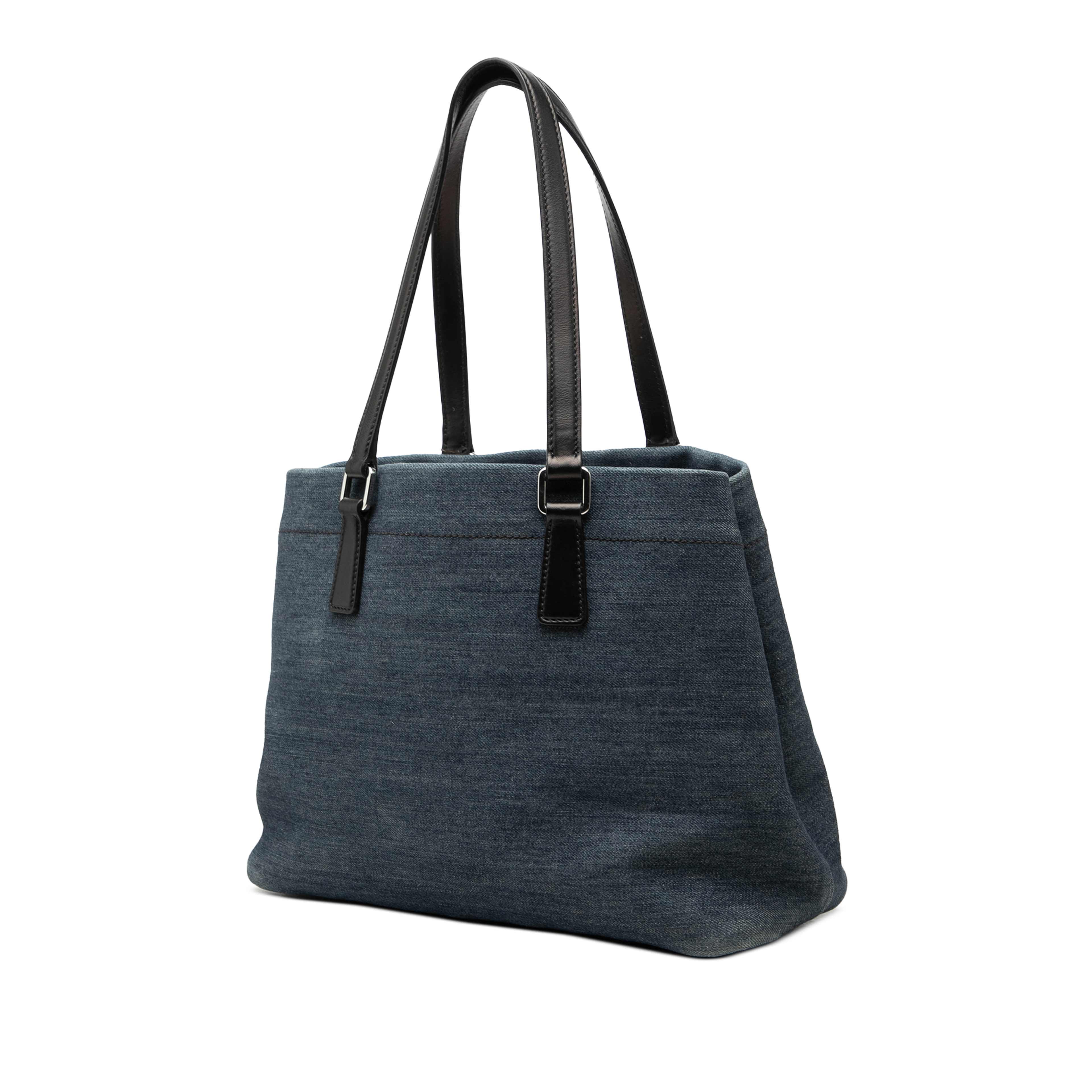Prada Logo Denim Tote, från Luxclusif, i färgen blå. Klicka för att öppna bilden i stort format
