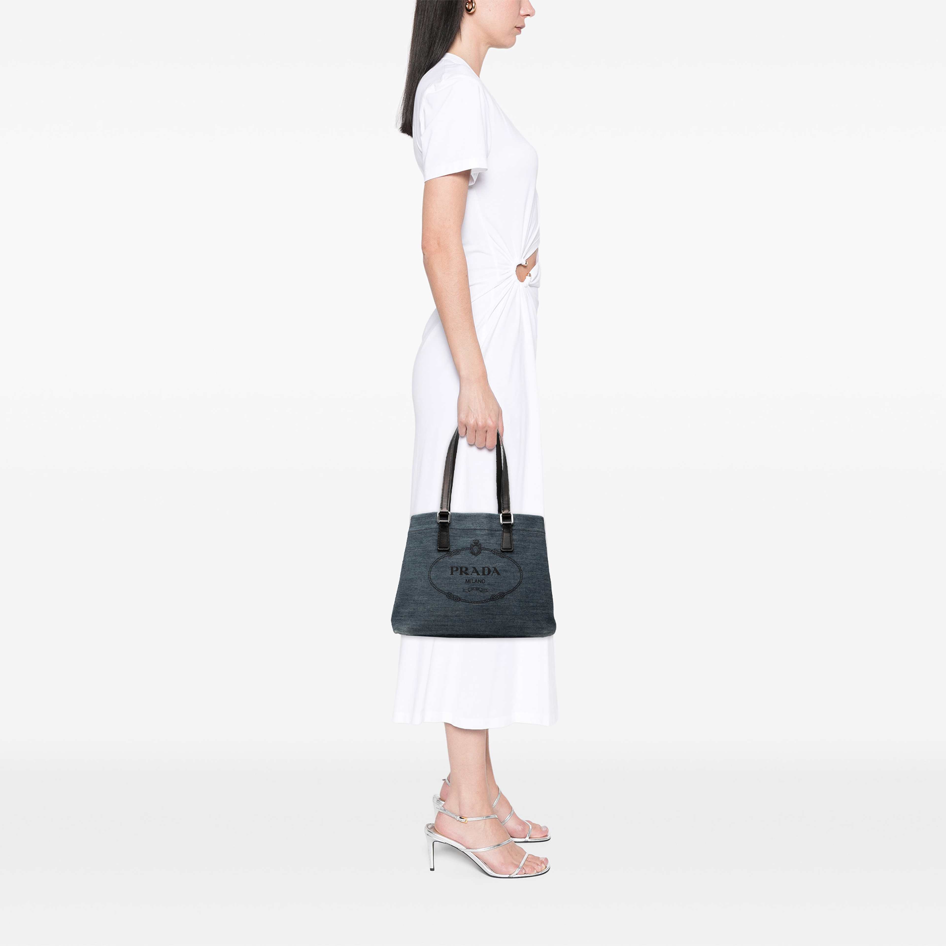 Prada Logo Denim Tote, från Luxclusif, i färgen blå. Klicka för att öppna bilden i stort format